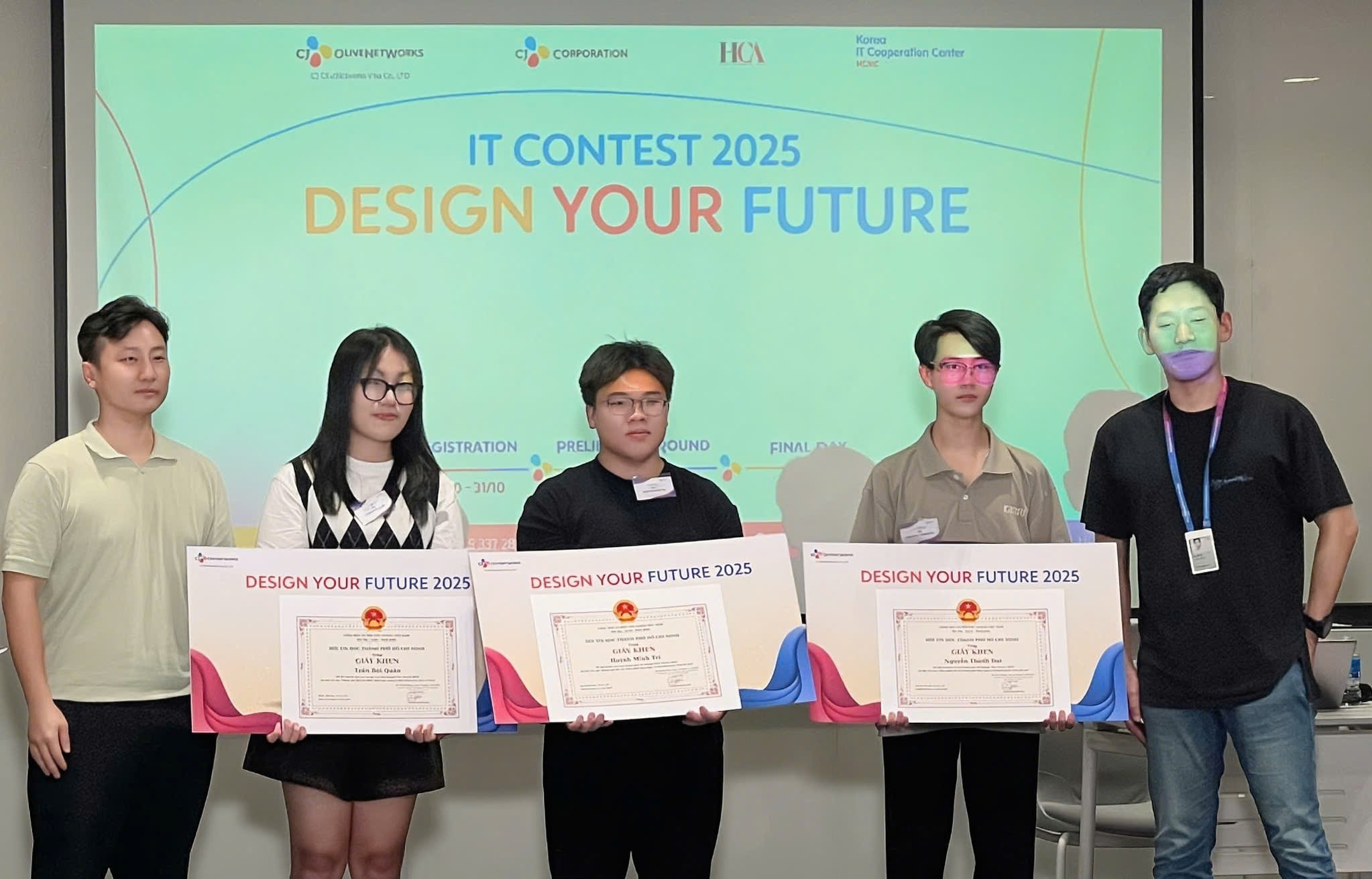Sinh viên Thiết kế đồ họa HSU giành Giải Nhì cuộc thi “Design Your Future 2025”