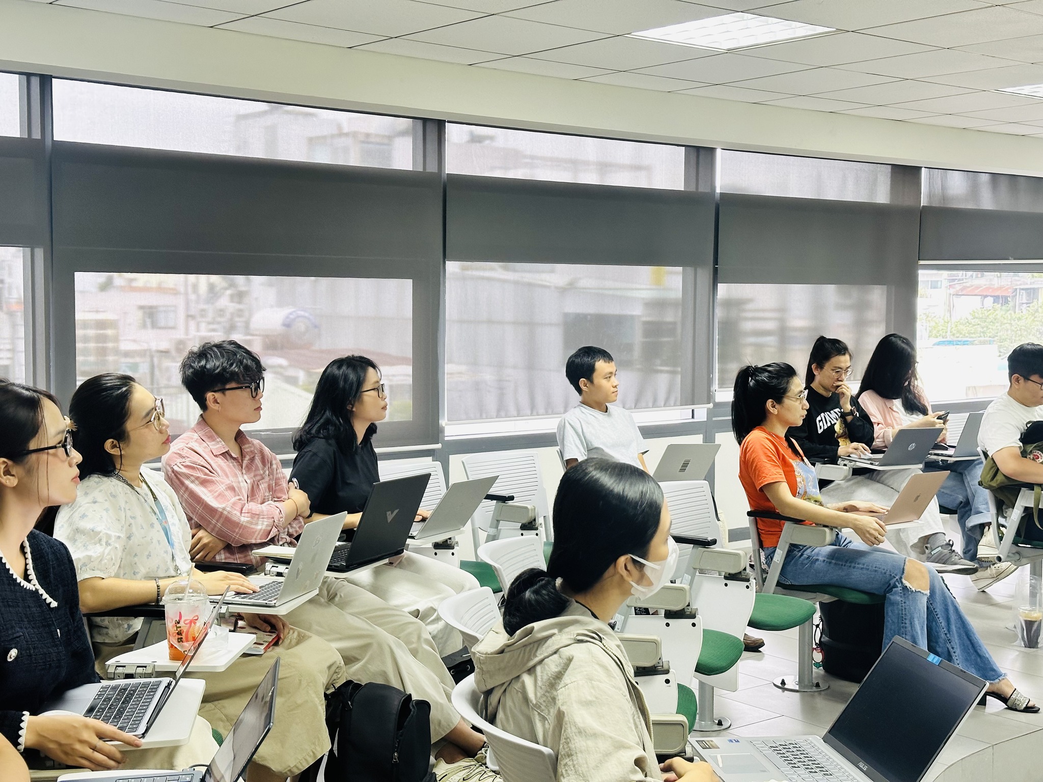 Sinh viên Viện Đào tạo Trực tuyến tạo website chỉ trong 1 ngày với AI