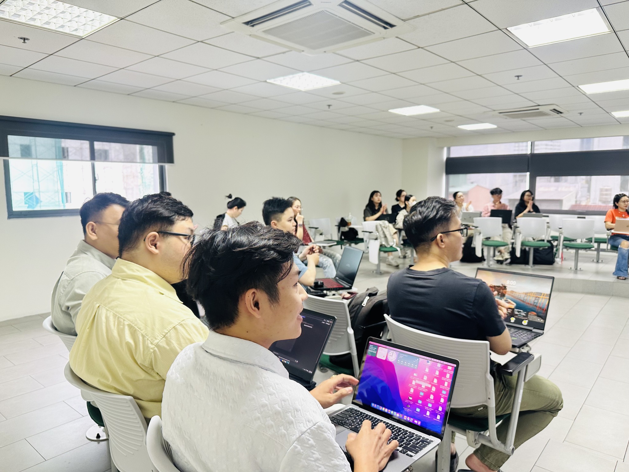 Sinh viên Viện Đào tạo Trực tuyến tạo website chỉ trong 1 ngày với AI