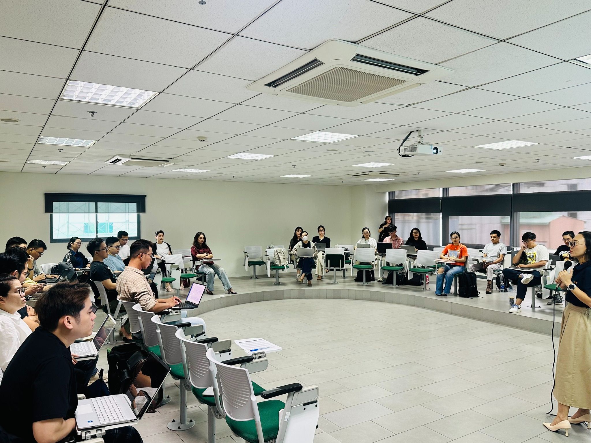 Sinh viên Viện Đào tạo Trực tuyến tạo website chỉ trong 1 ngày với AI