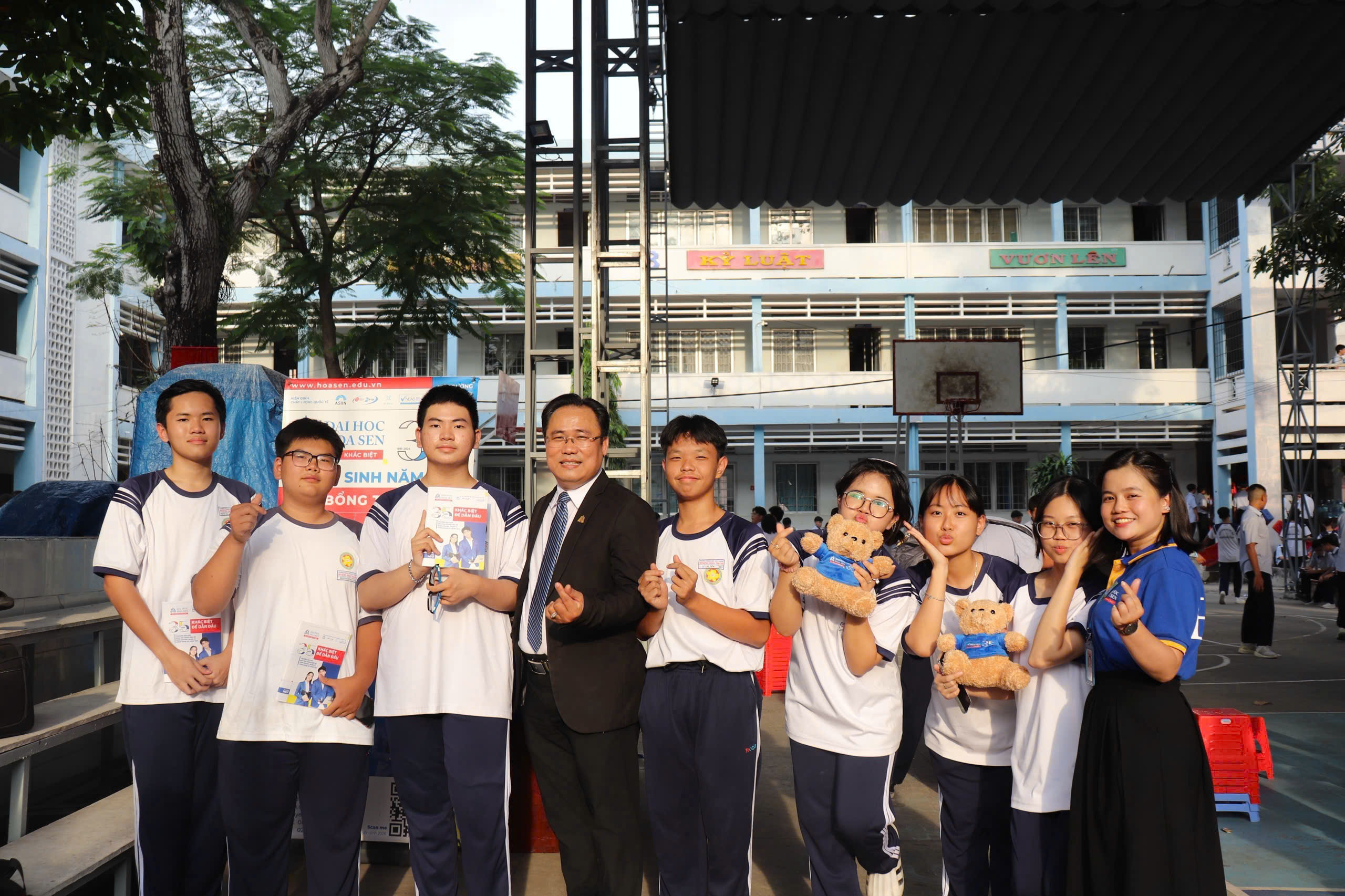 Hướng nghiệp với THPT Hoàng Hoa Thám: “Hiểu bản thân - Kiến tạo tương lai”