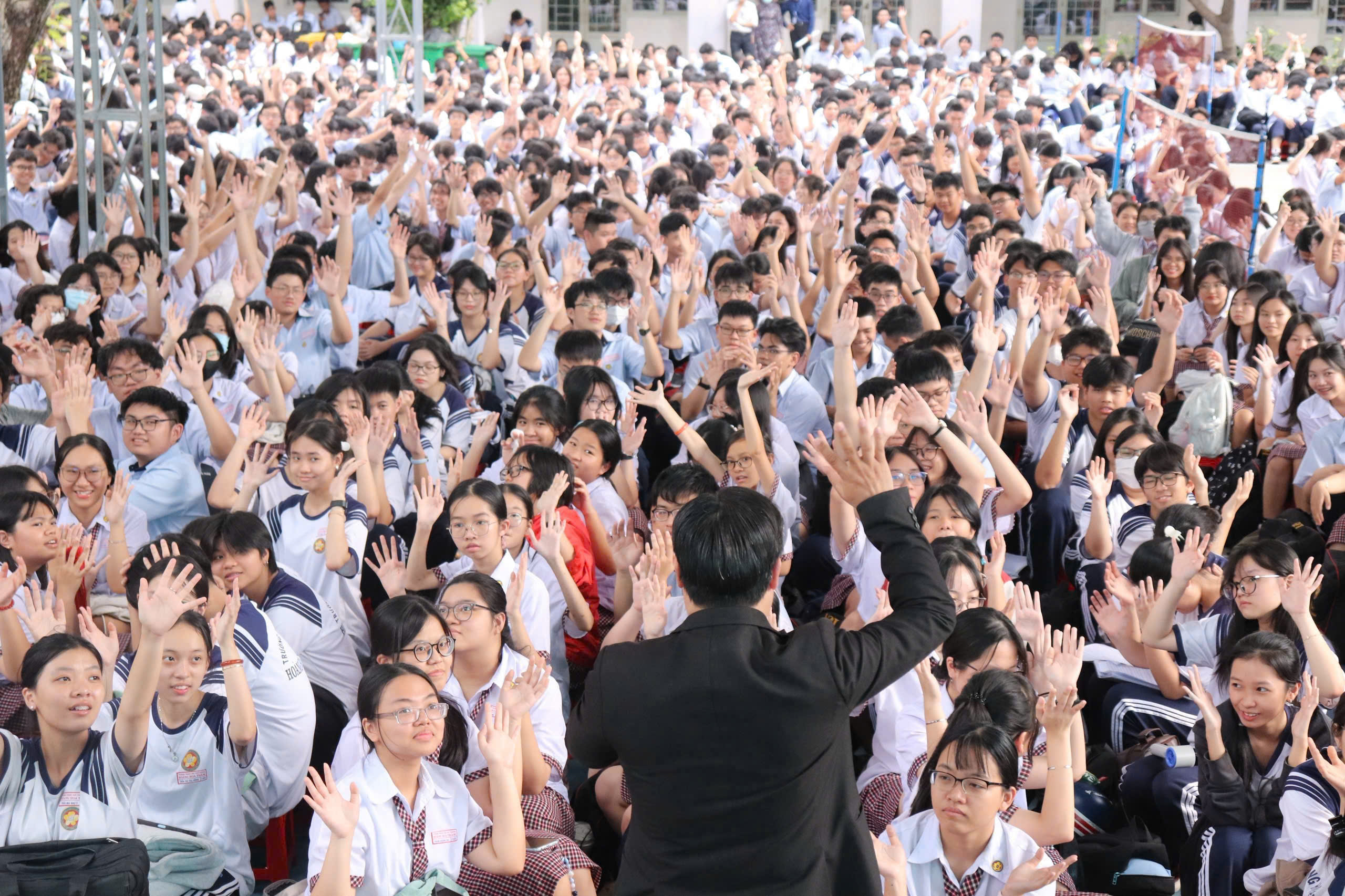 Hướng nghiệp với THPT Hoàng Hoa Thám: “Hiểu bản thân - Kiến tạo tương lai”