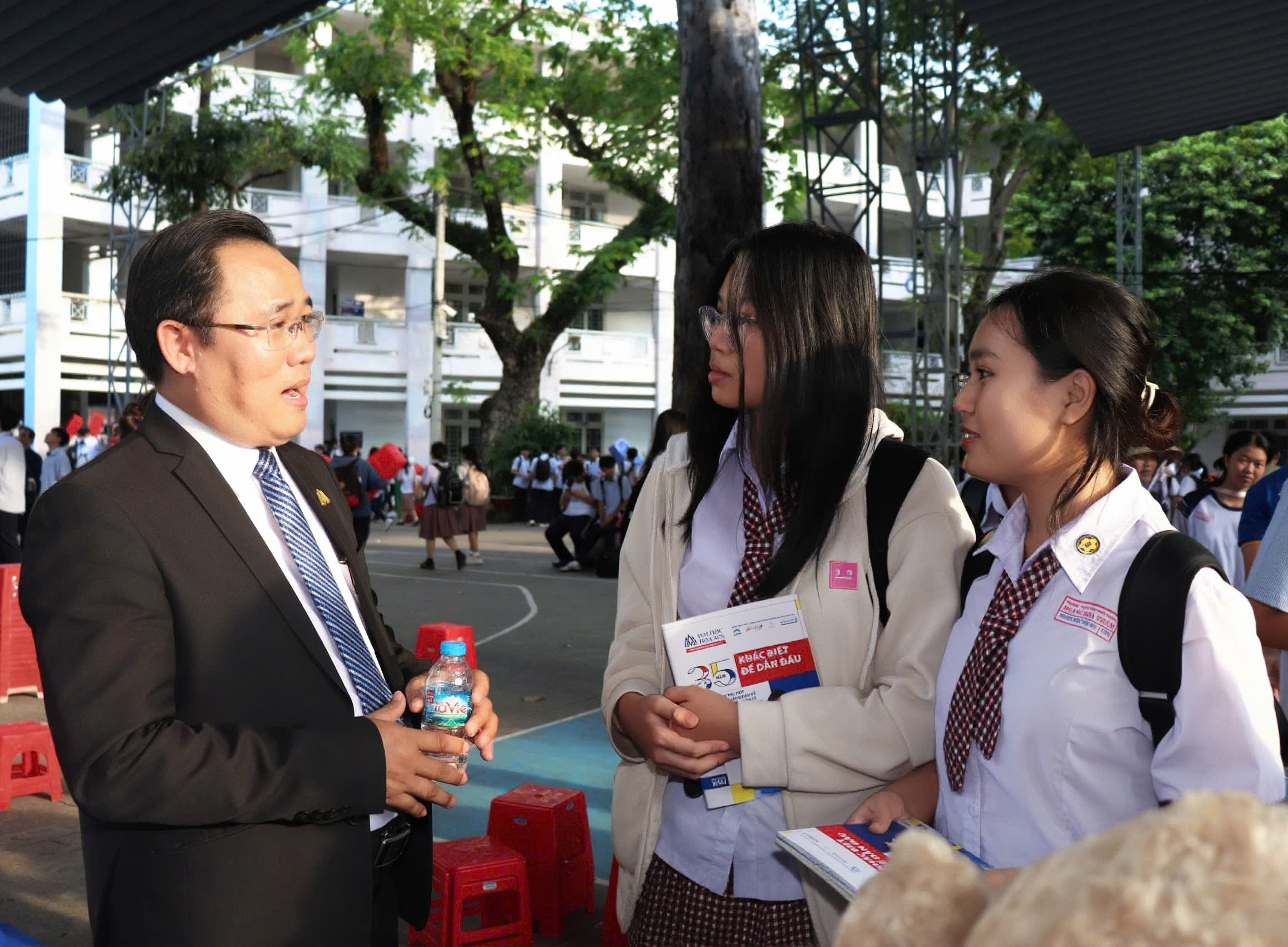Hướng nghiệp với THPT Hoàng Hoa Thám: “Hiểu bản thân - Kiến tạo tương lai”