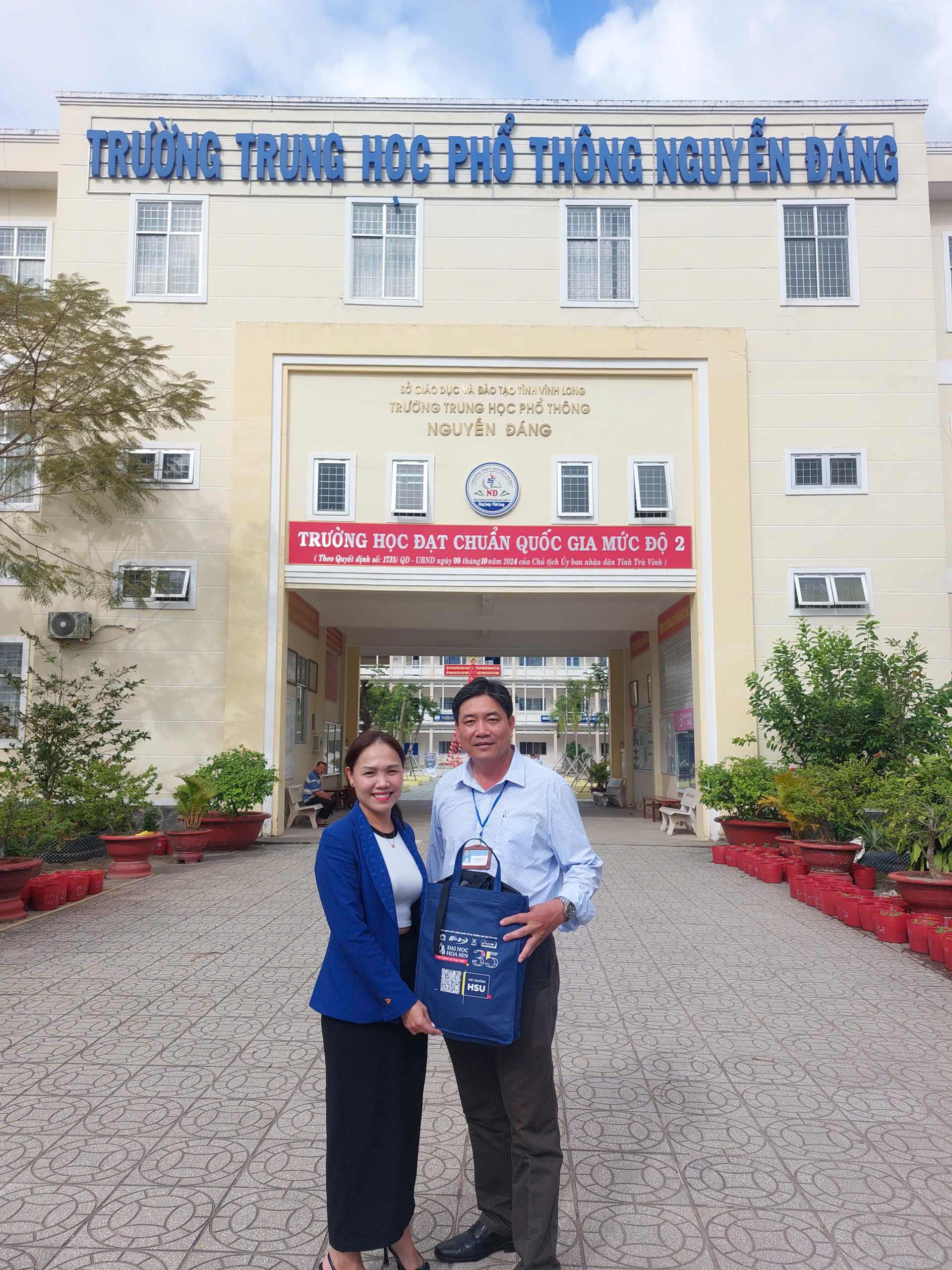 Hành trình mang giảng đường đến lớp học THPT của "đại sứ HSU"