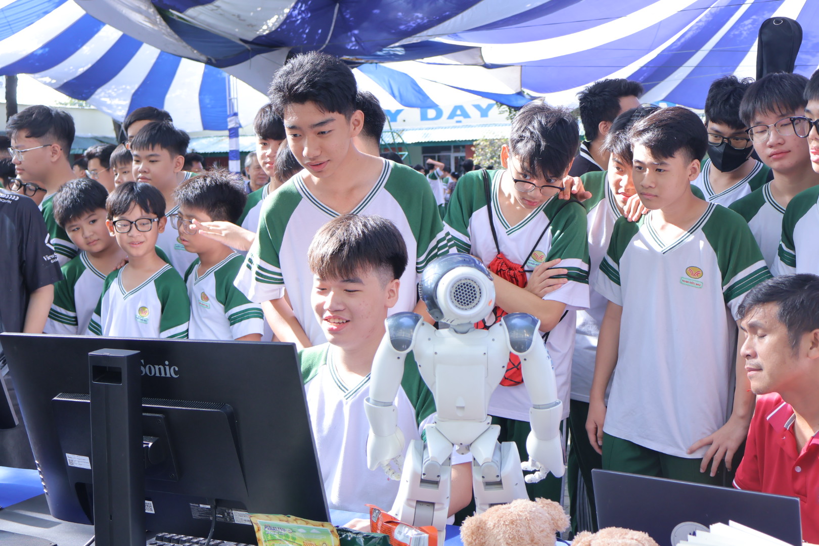 HSU lan tỏa tinh thần học tập tại Lễ hội Truyền thống Trường Trương Vĩnh Ký