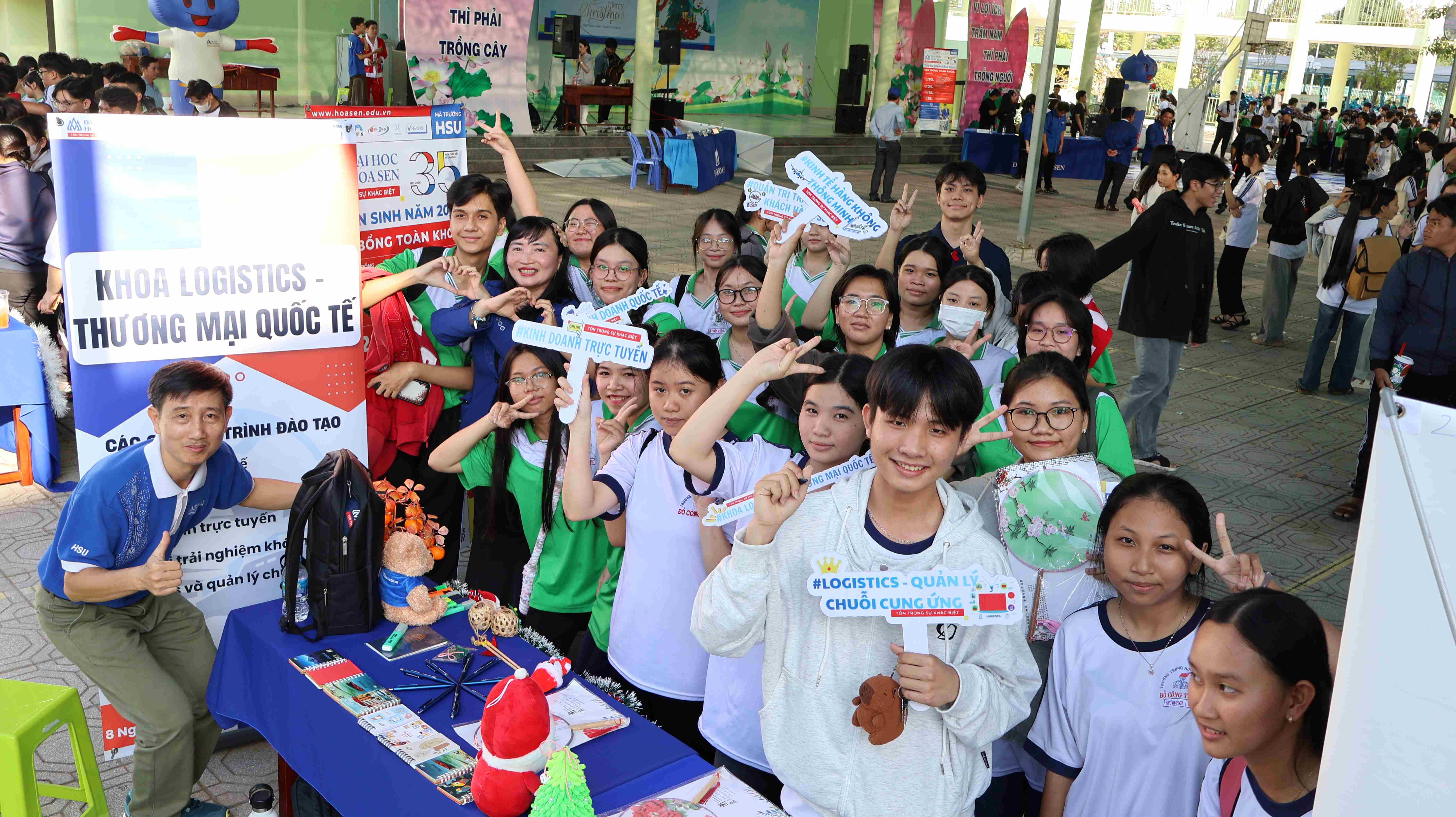 HSU đồng hành tư vấn ngành học cho học sinh Đồng Tháp trong không khí Giáng sinh rộn ràng