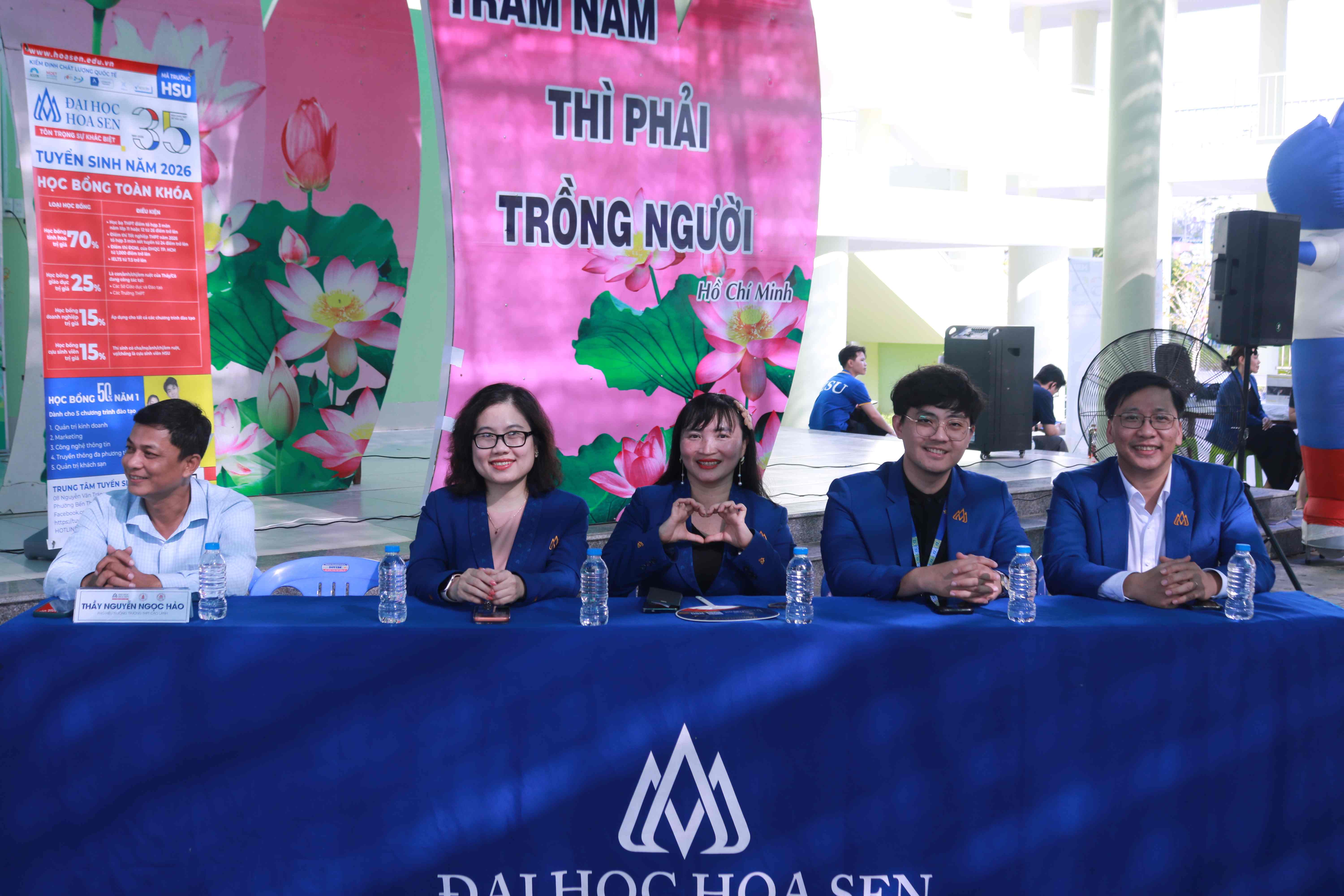 HSU đồng hành tư vấn ngành học cho học sinh Đồng Tháp trong không khí Giáng sinh rộn ràng