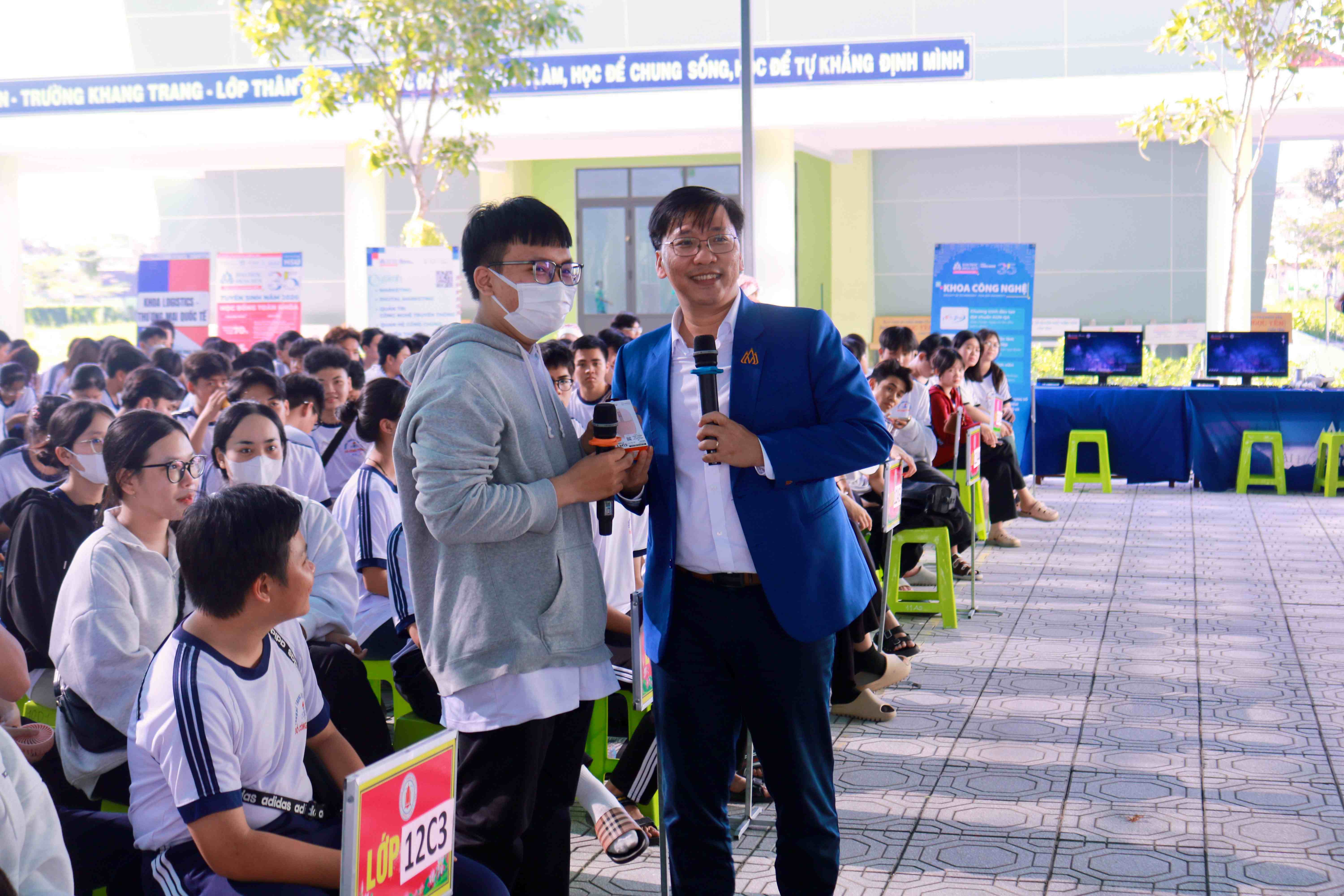 HSU đồng hành tư vấn ngành học cho học sinh Đồng Tháp trong không khí Giáng sinh rộn ràng