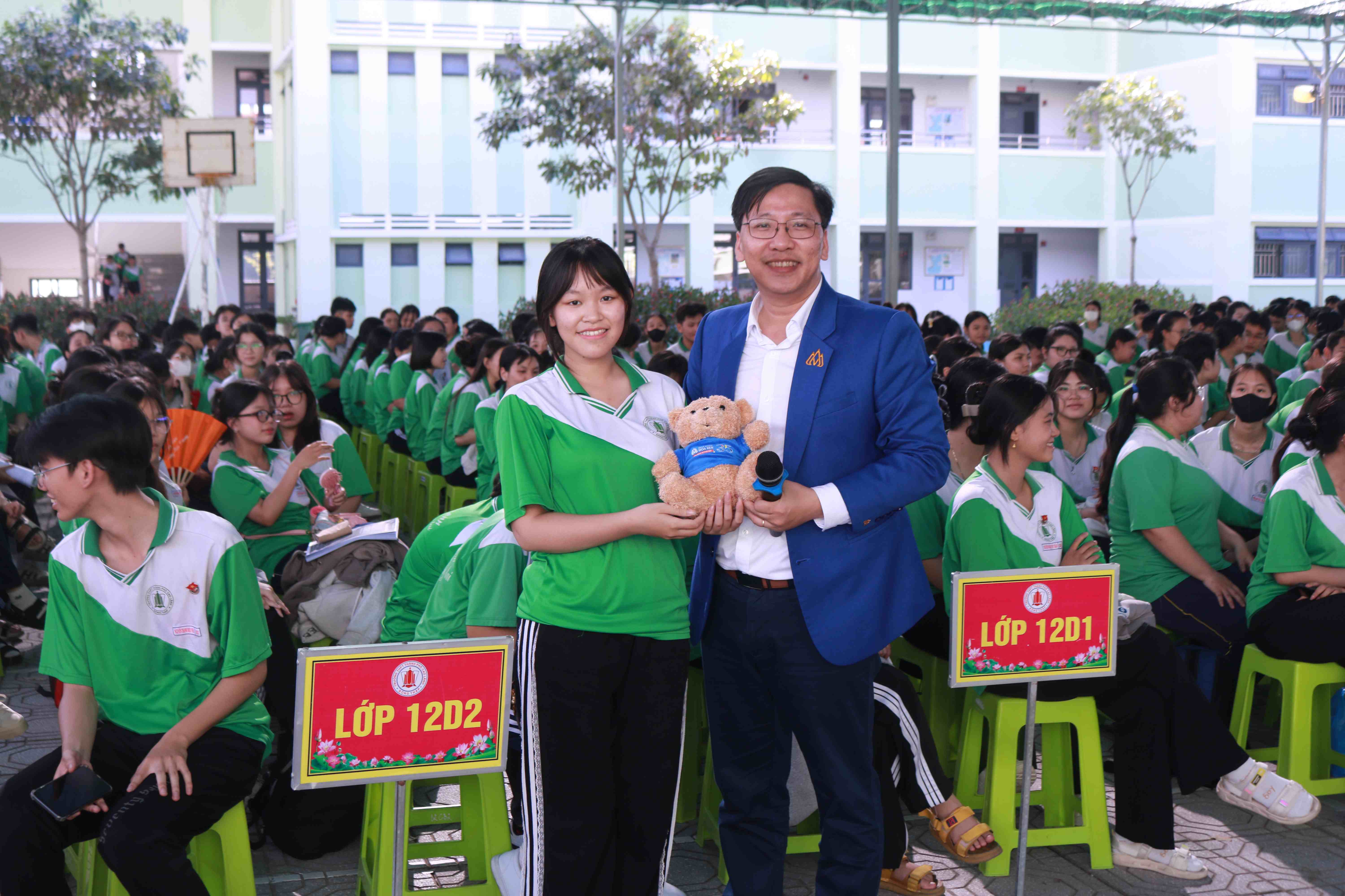 HSU đồng hành tư vấn ngành học cho học sinh Đồng Tháp trong không khí Giáng sinh rộn ràng