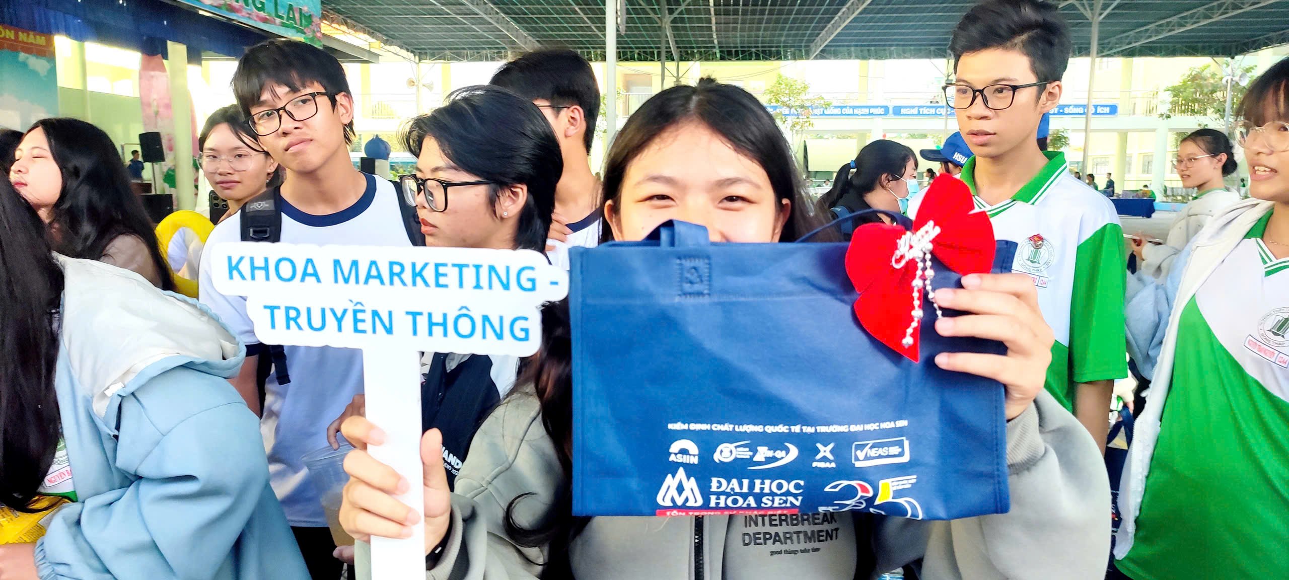 HSU đồng hành tư vấn ngành học cho học sinh Đồng Tháp trong không khí Giáng sinh rộn ràng