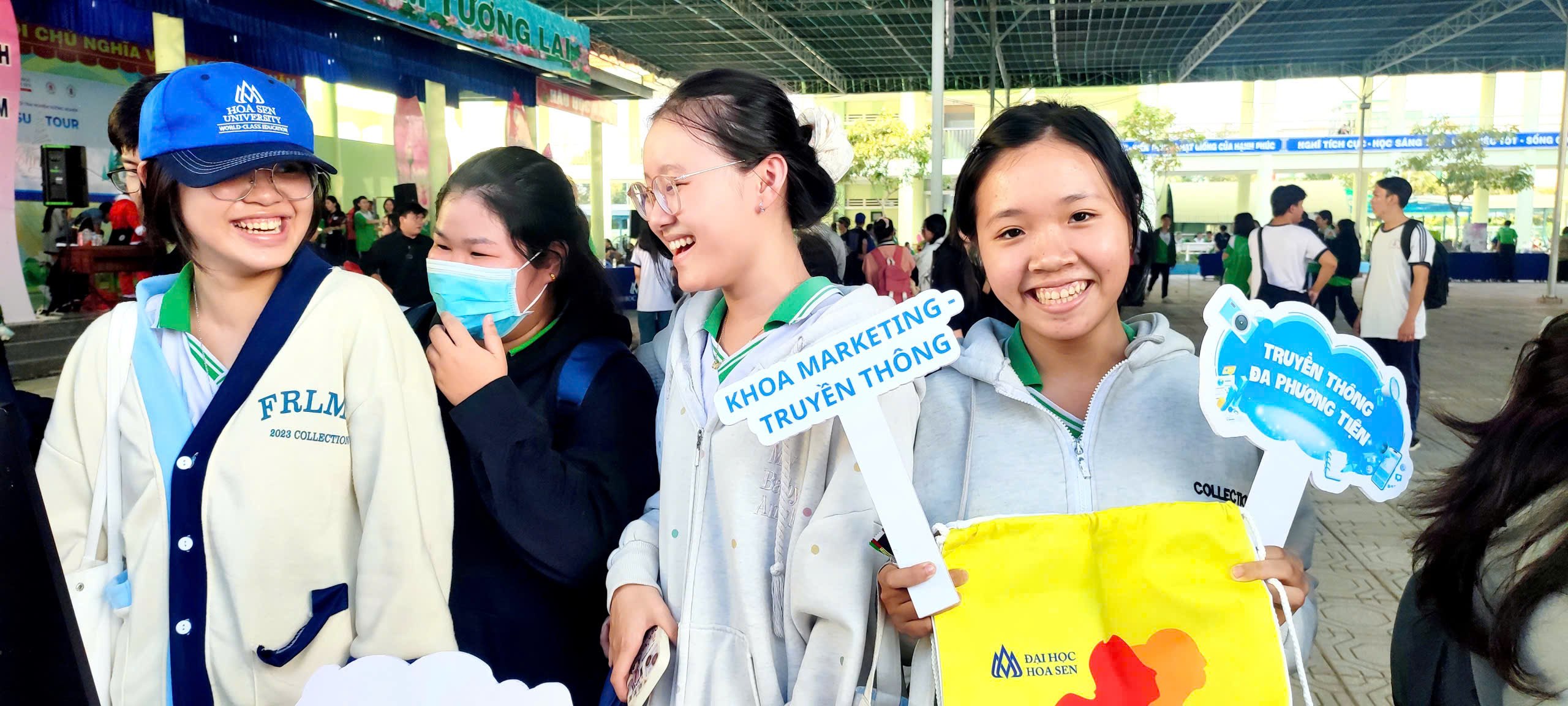 HSU đồng hành tư vấn ngành học cho học sinh Đồng Tháp trong không khí Giáng sinh rộn ràng