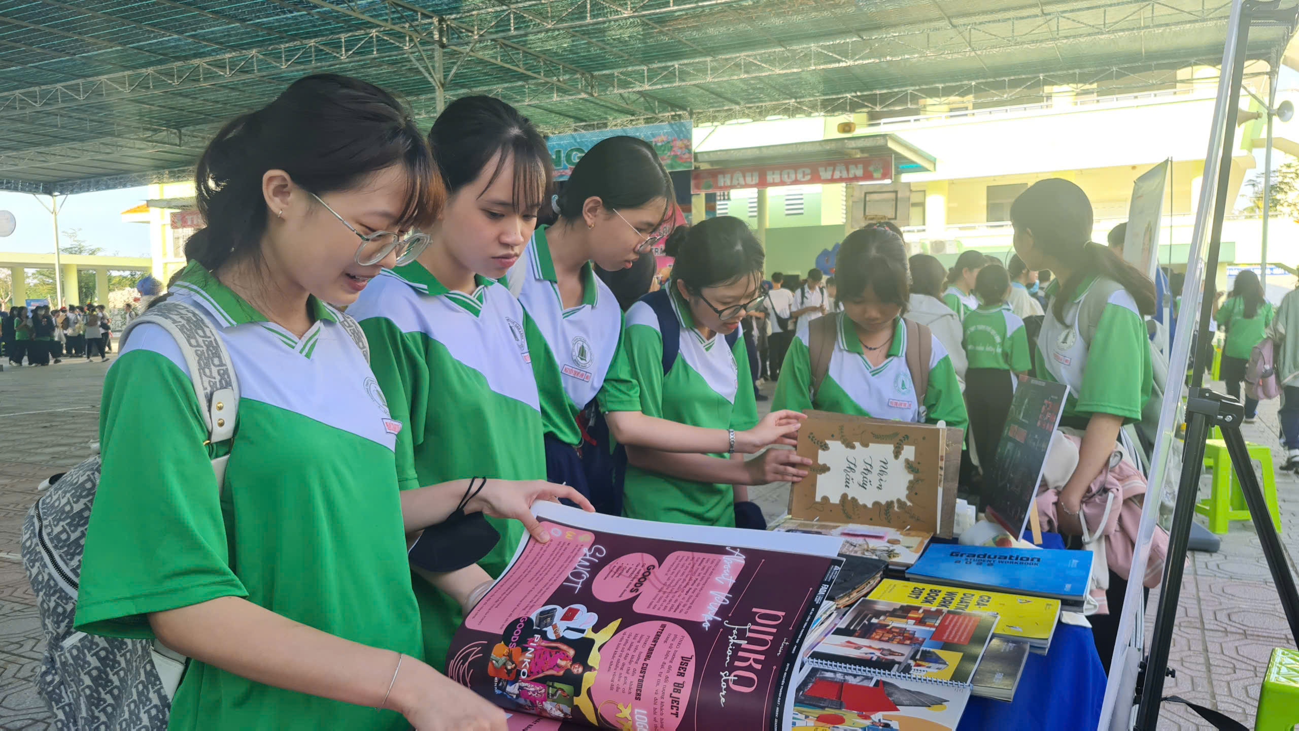 HSU đồng hành tư vấn ngành học cho học sinh Đồng Tháp trong không khí Giáng sinh rộn ràng