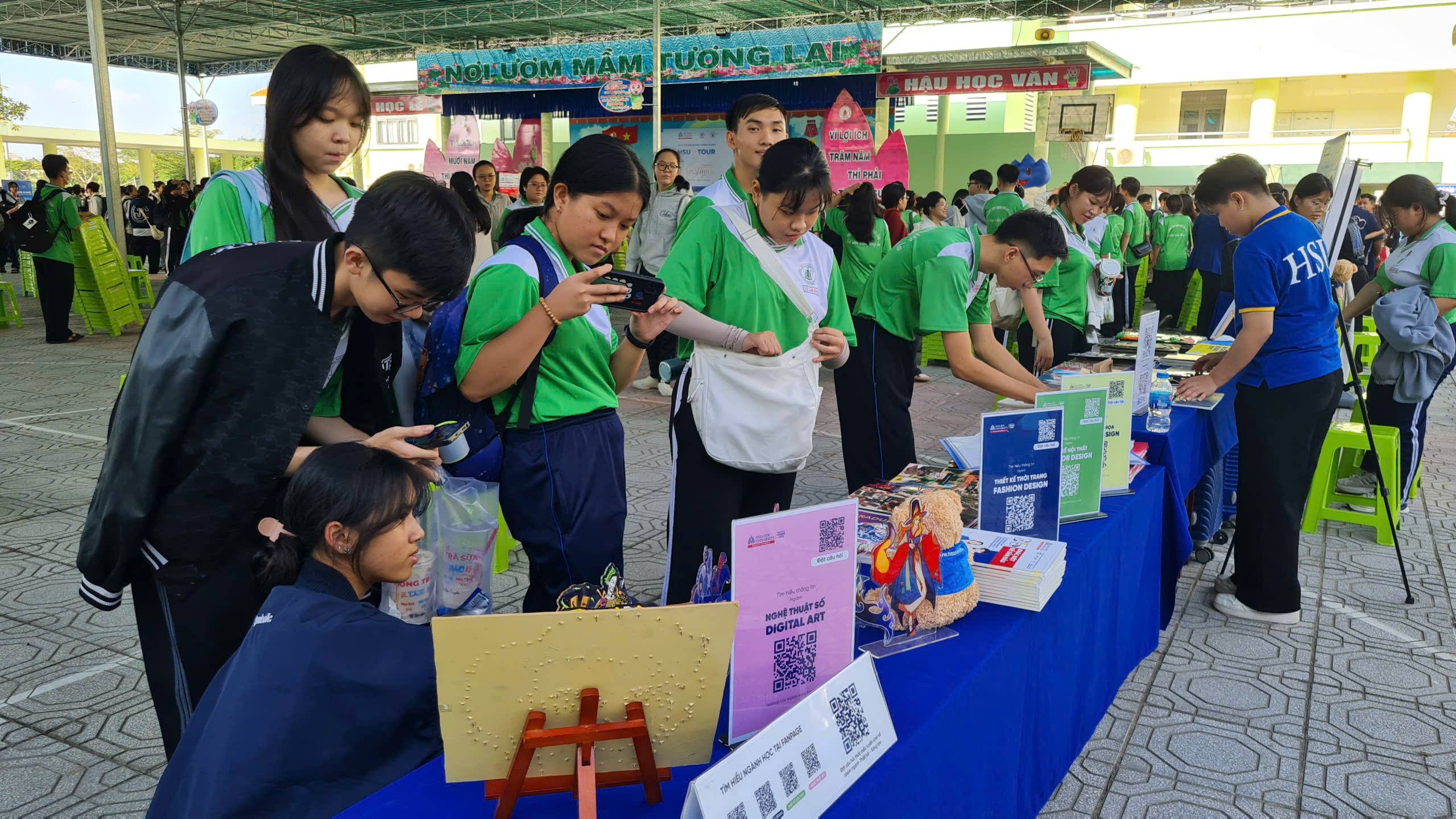 HSU đồng hành tư vấn ngành học cho học sinh Đồng Tháp trong không khí Giáng sinh rộn ràng
