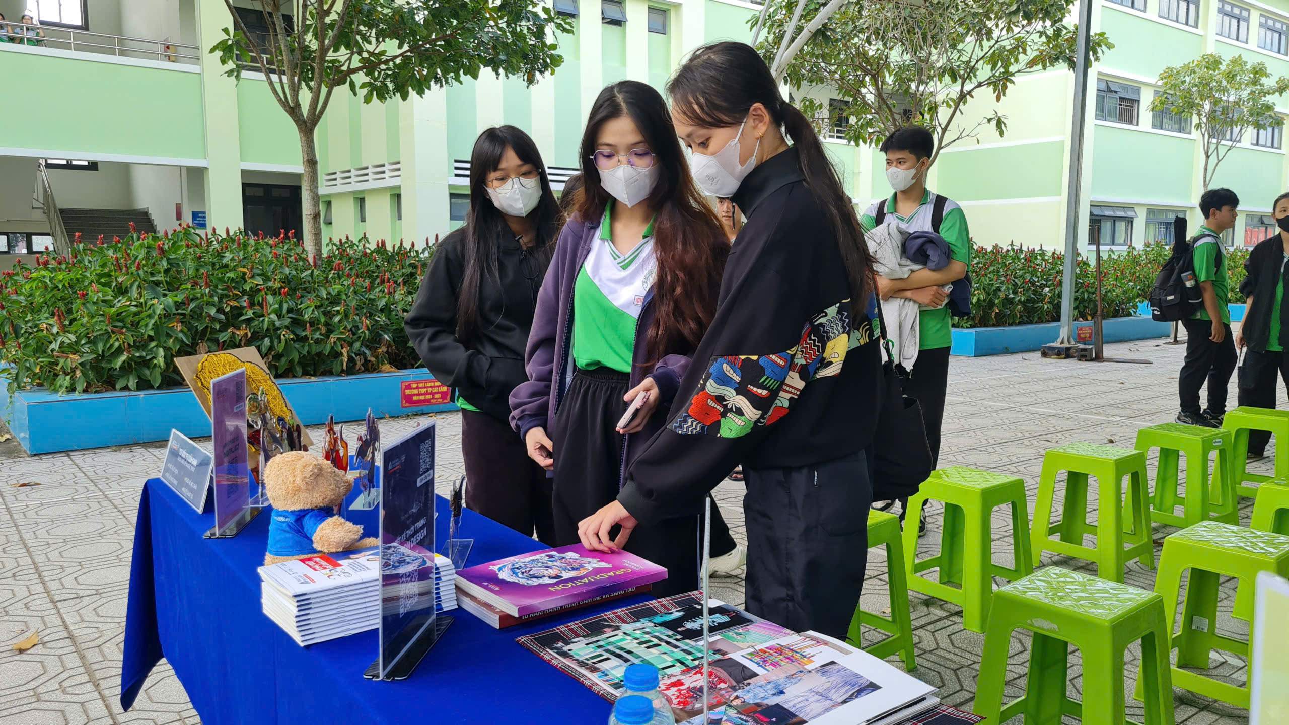 HSU đồng hành tư vấn ngành học cho học sinh Đồng Tháp trong không khí Giáng sinh rộn ràng