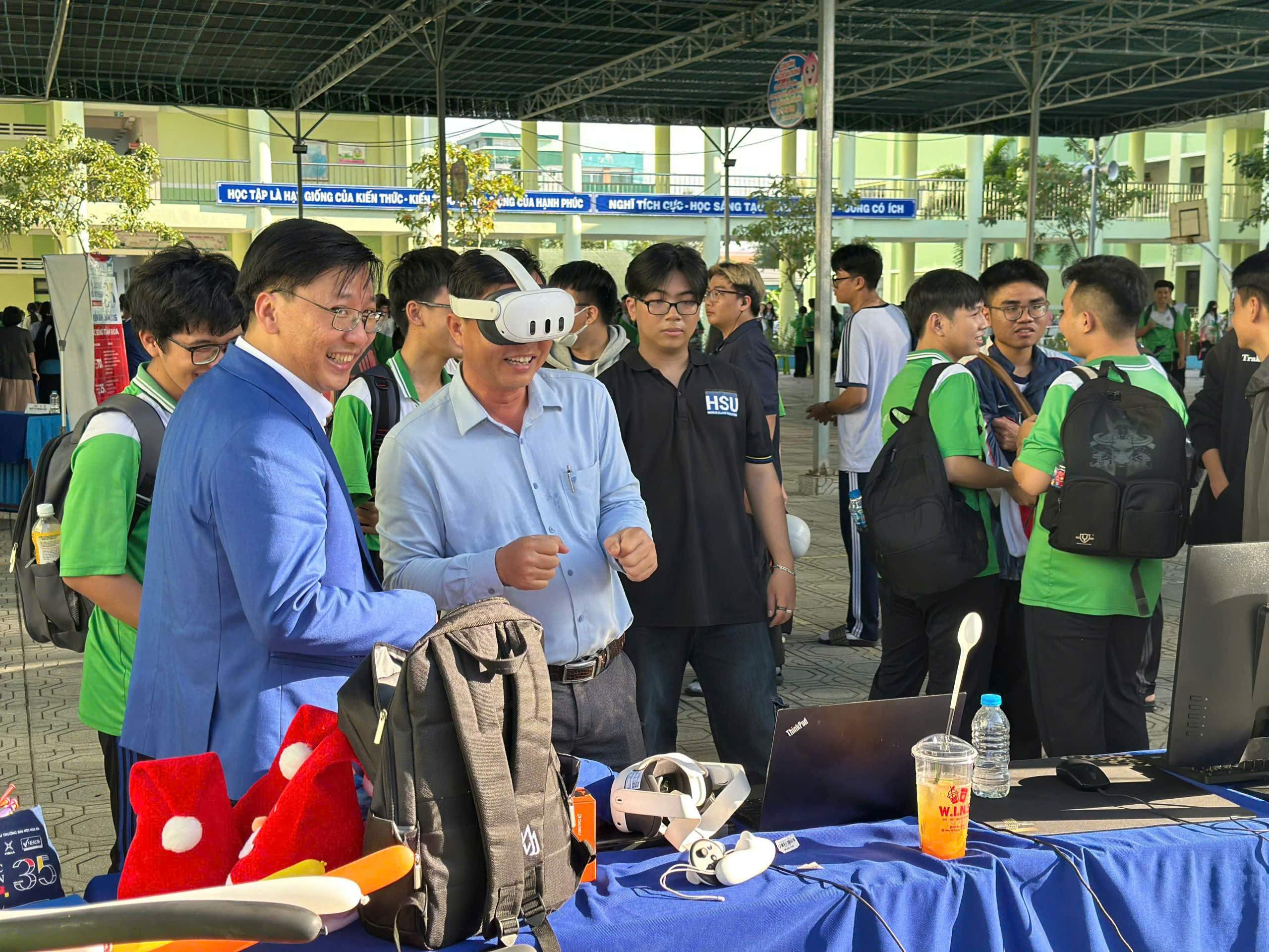 HSU đồng hành tư vấn ngành học cho học sinh Đồng Tháp trong không khí Giáng sinh rộn ràng