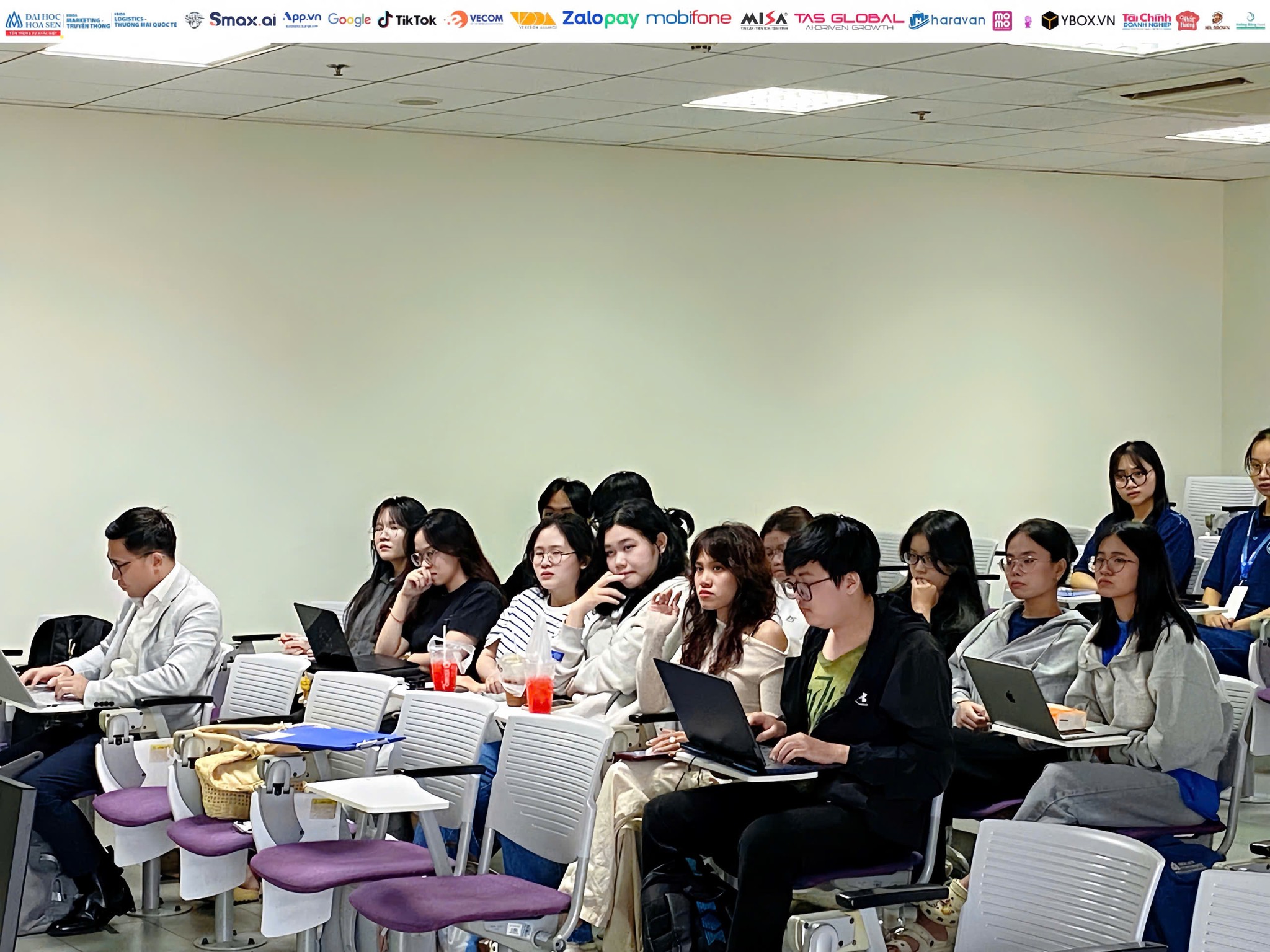 Sinh viên HSU nâng cấp kỹ năng pitching, chinh phục "Cá mập số"