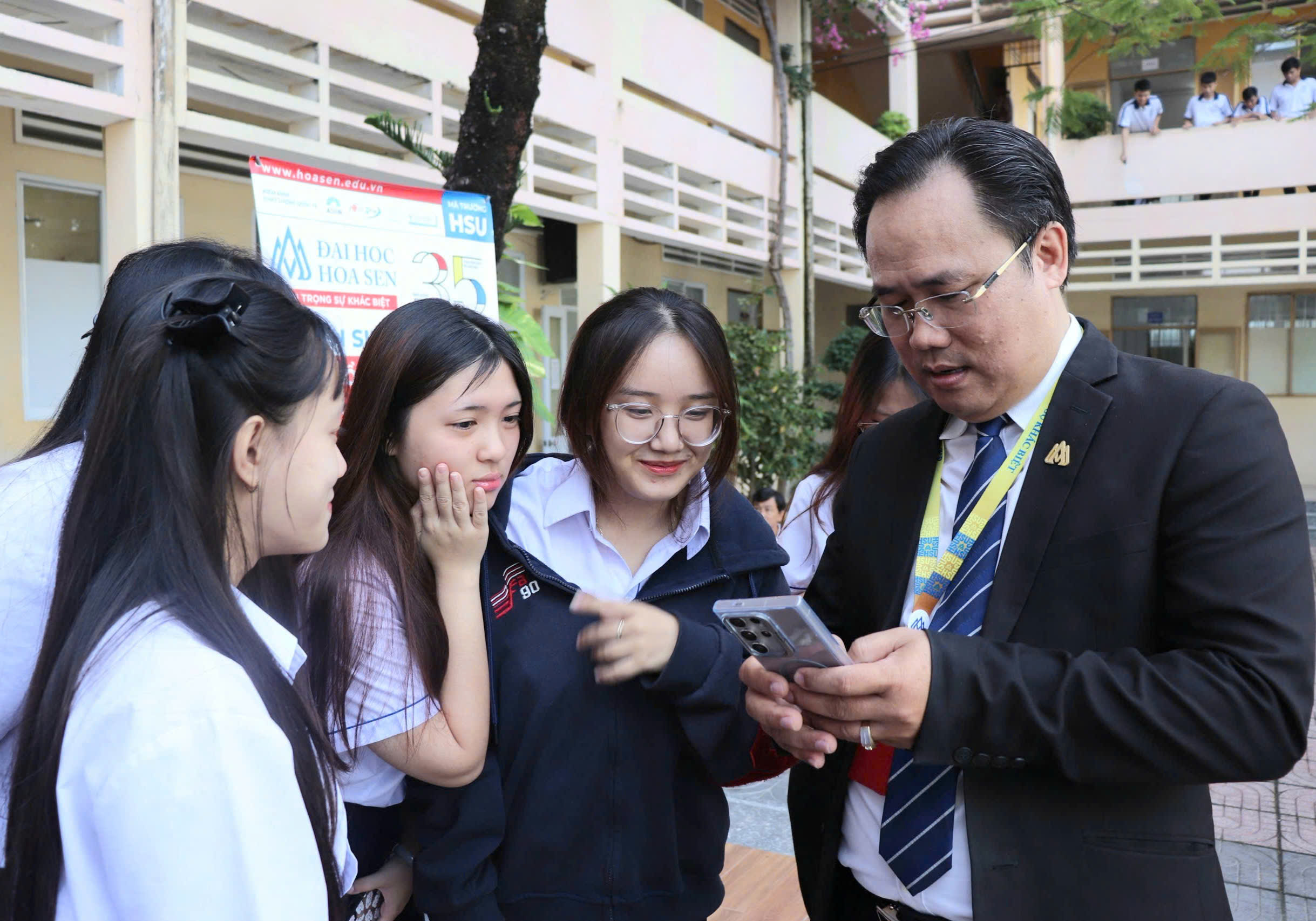 Học sinh THPT Lê Hồng Phong “săn” học bổng HSU trong chương trình hướng nghiệp