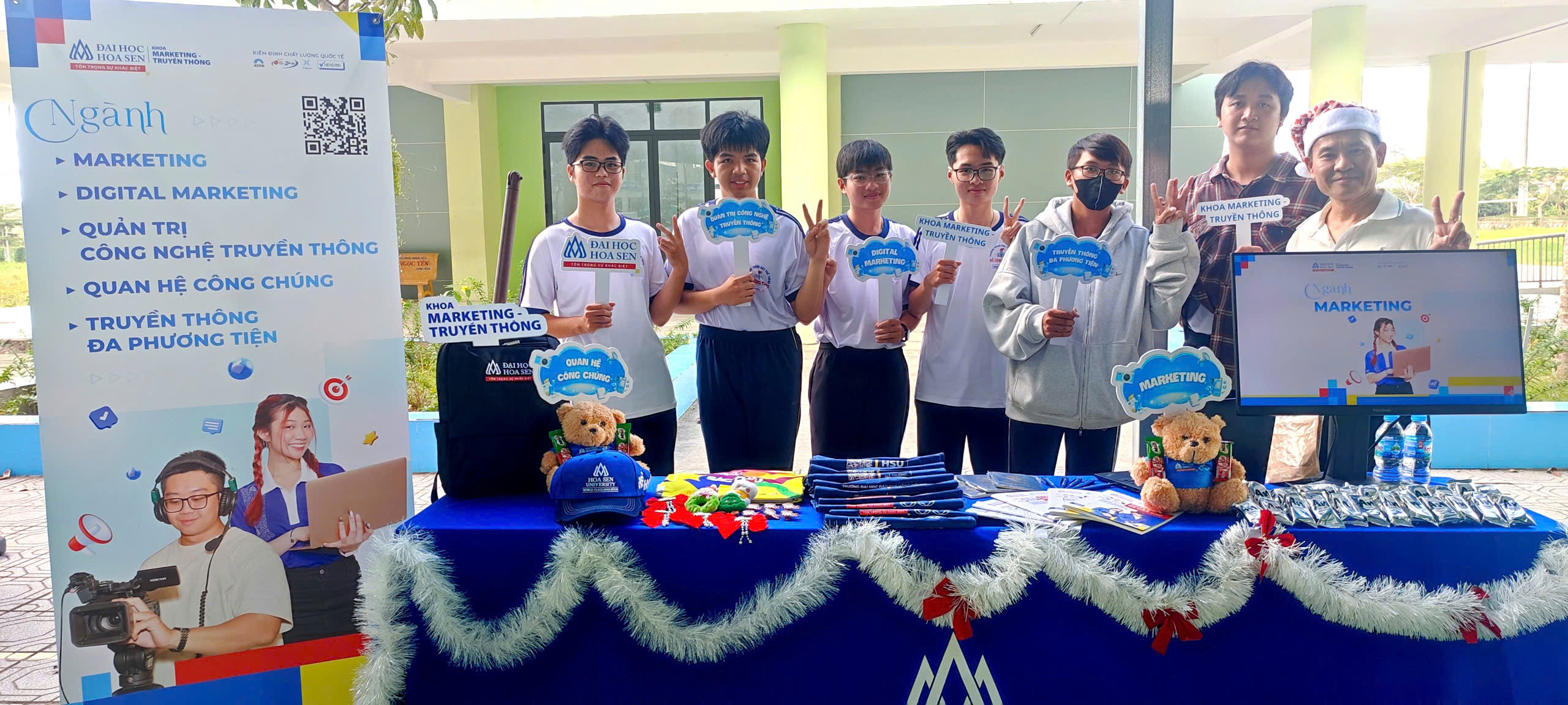 HSU đồng hành tư vấn ngành học cho học sinh Đồng Tháp trong không khí Giáng sinh rộn ràng