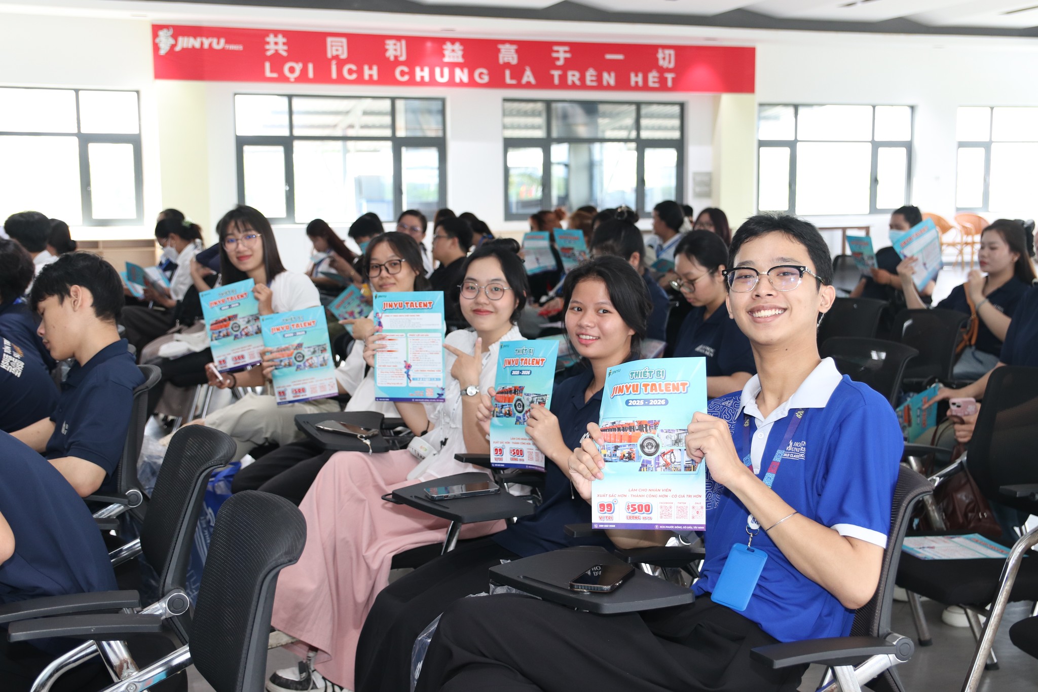 Sinh viên Ngôn ngữ Trung Quốc HSU trải nghiệm thực tế tại Jinyu Company Tour 2025