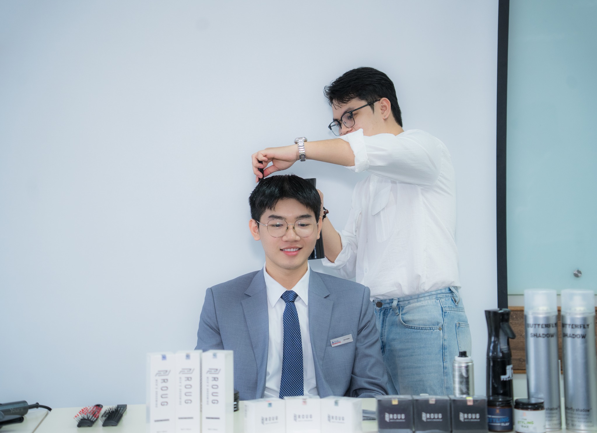 Rèn phong thái chuyên nghiệp cùng sinh viên Hoa Sen Elite