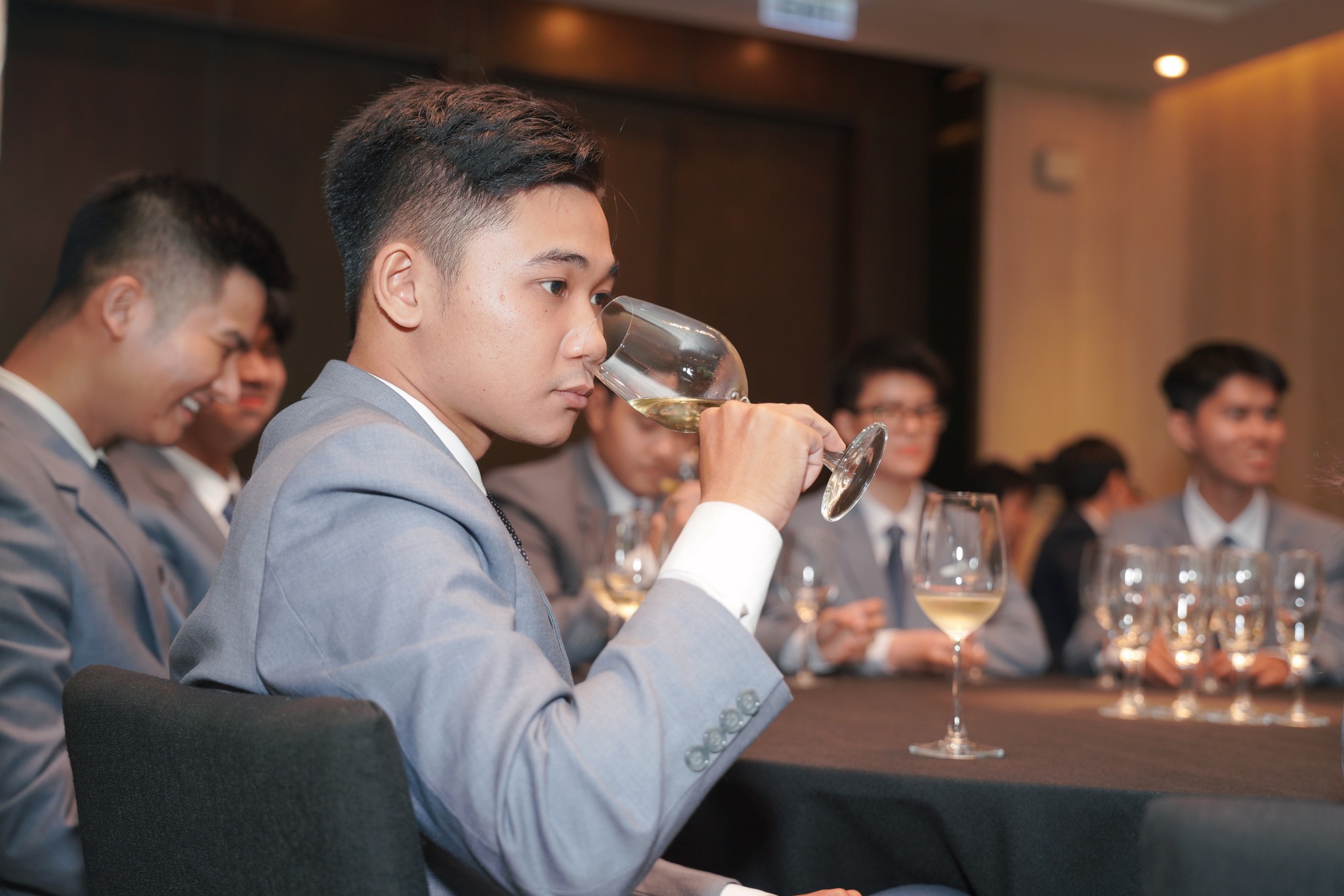 Sinh viên Hoa Sen Elite khám phá nghệ thuật rượu vang cùng chuyên gia tại New World Saigon Hotel