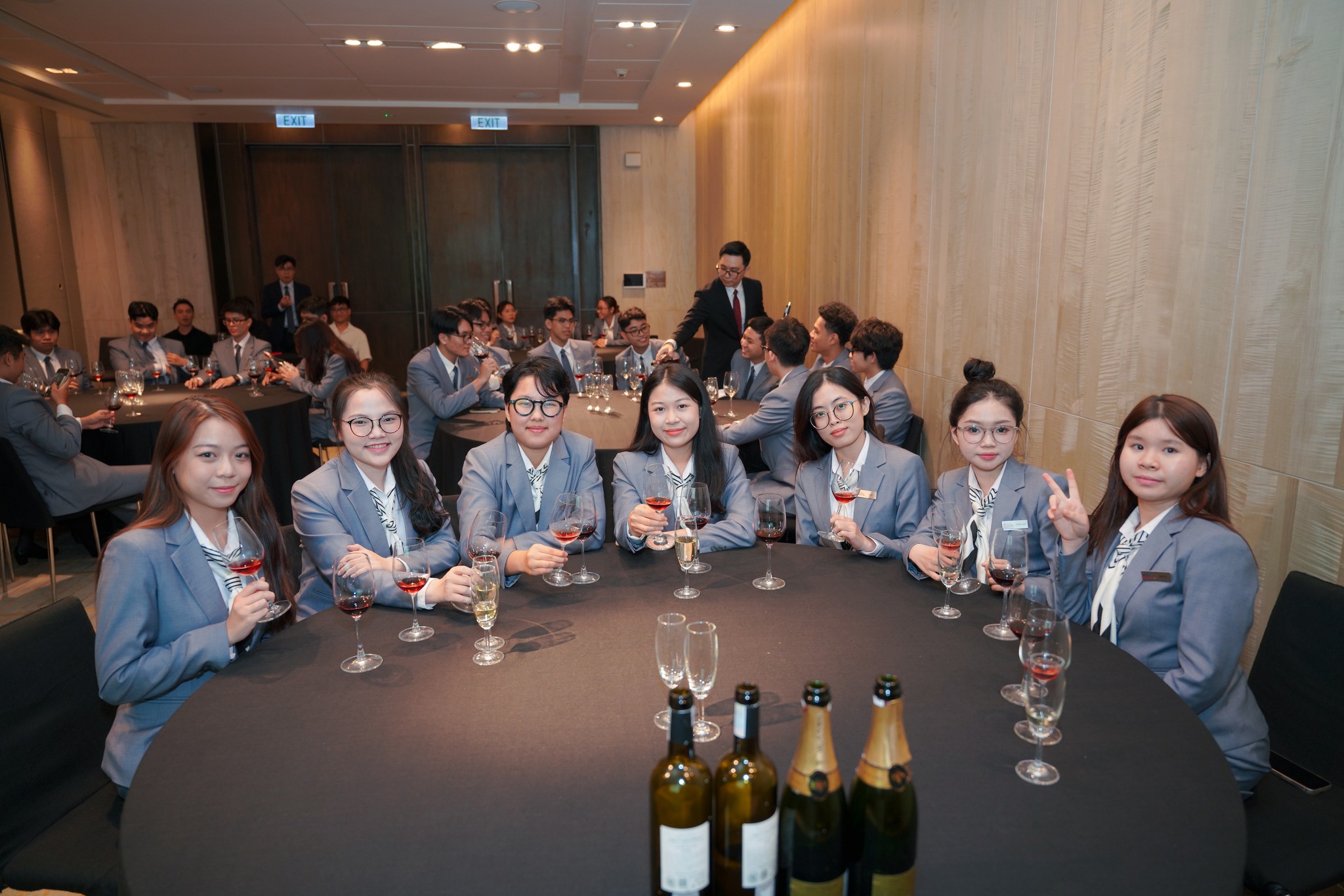 Sinh viên Hoa Sen Elite khám phá nghệ thuật rượu vang cùng chuyên gia tại New World Saigon Hotel