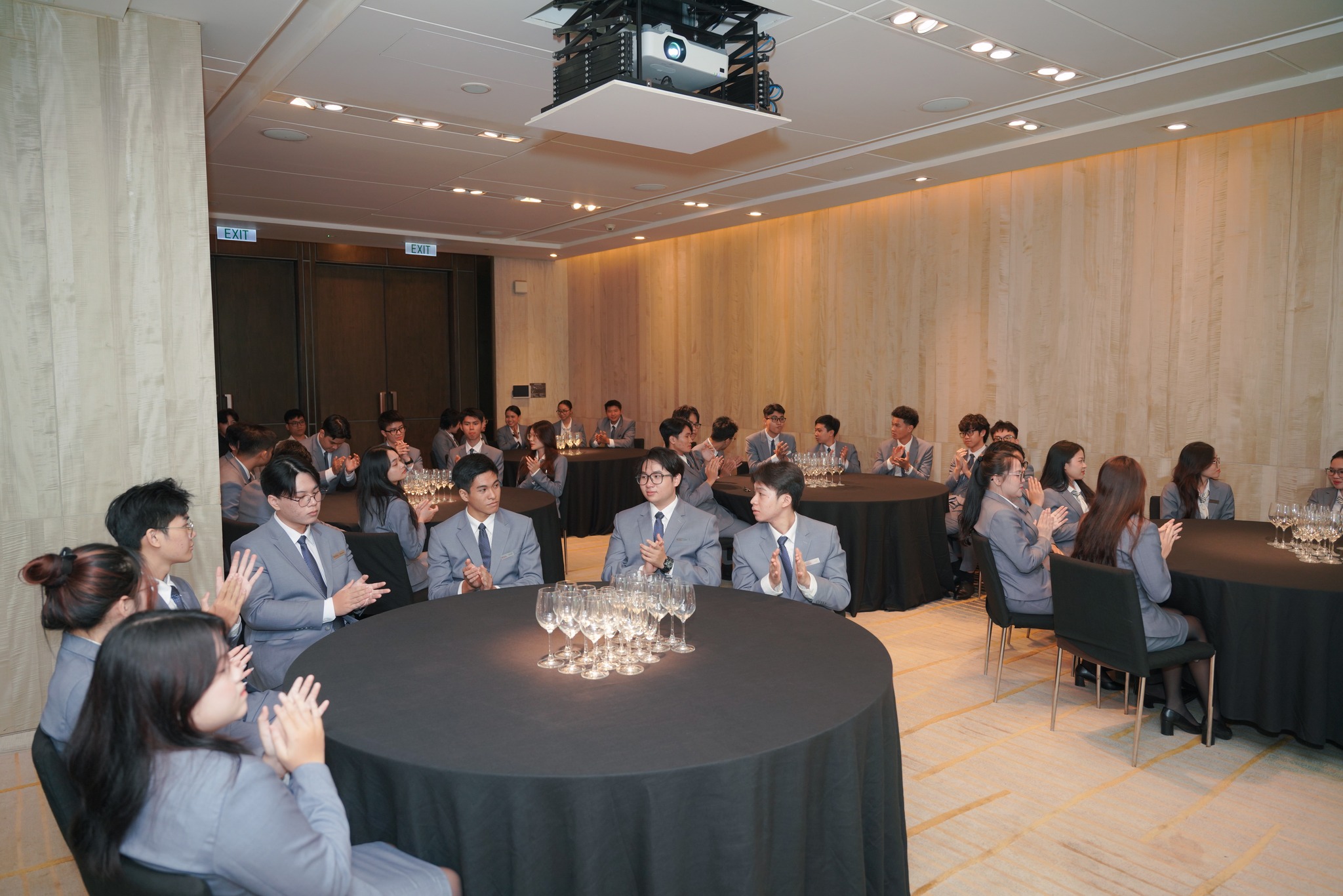 Sinh viên Hoa Sen Elite khám phá nghệ thuật rượu vang cùng chuyên gia tại New World Saigon Hotel