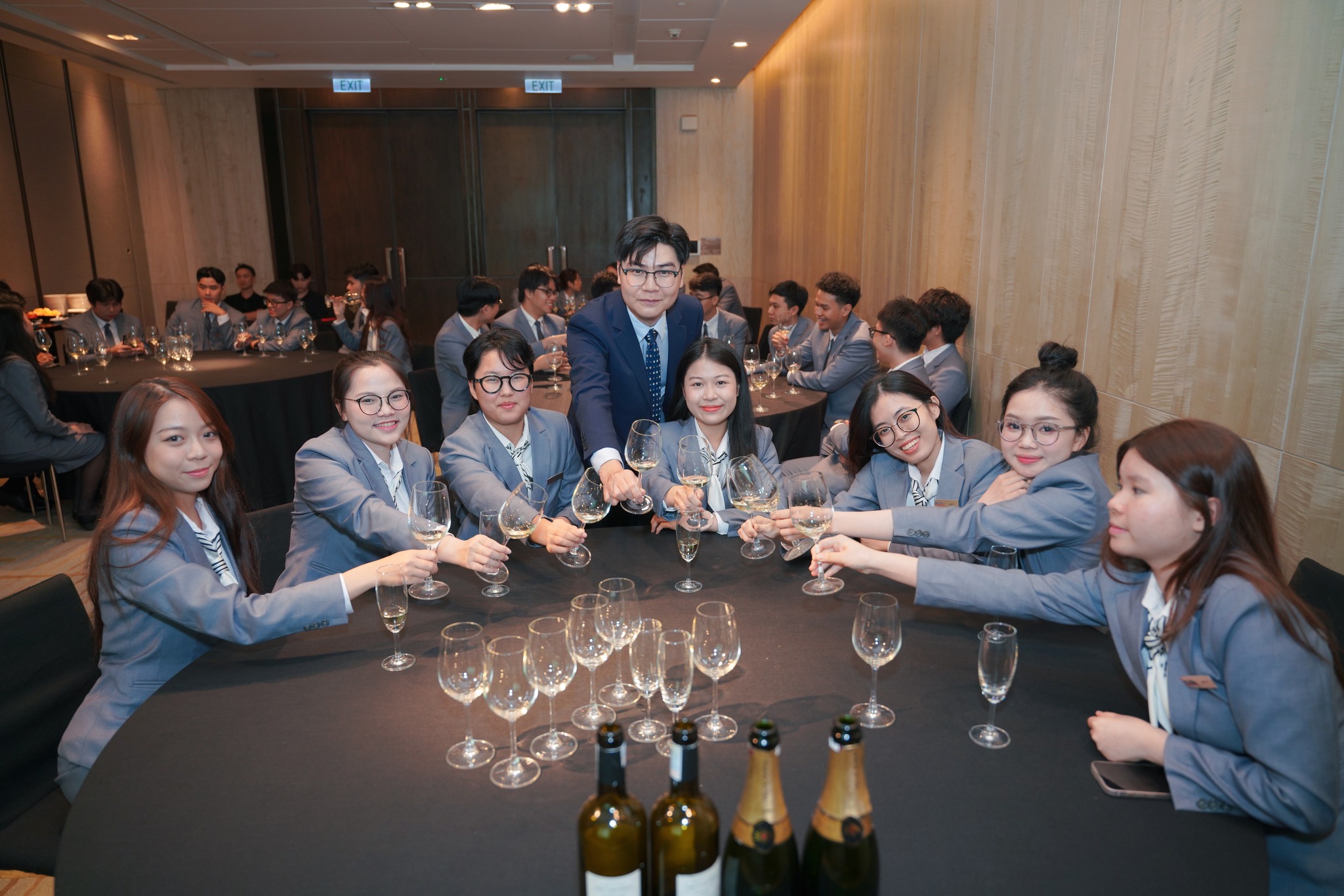 Sinh viên Hoa Sen Elite khám phá nghệ thuật rượu vang cùng chuyên gia tại New World Saigon Hotel