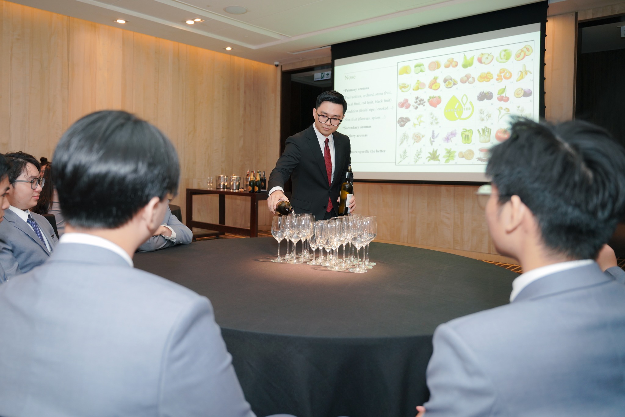 Sinh viên Hoa Sen Elite khám phá nghệ thuật rượu vang cùng chuyên gia tại New World Saigon Hotel