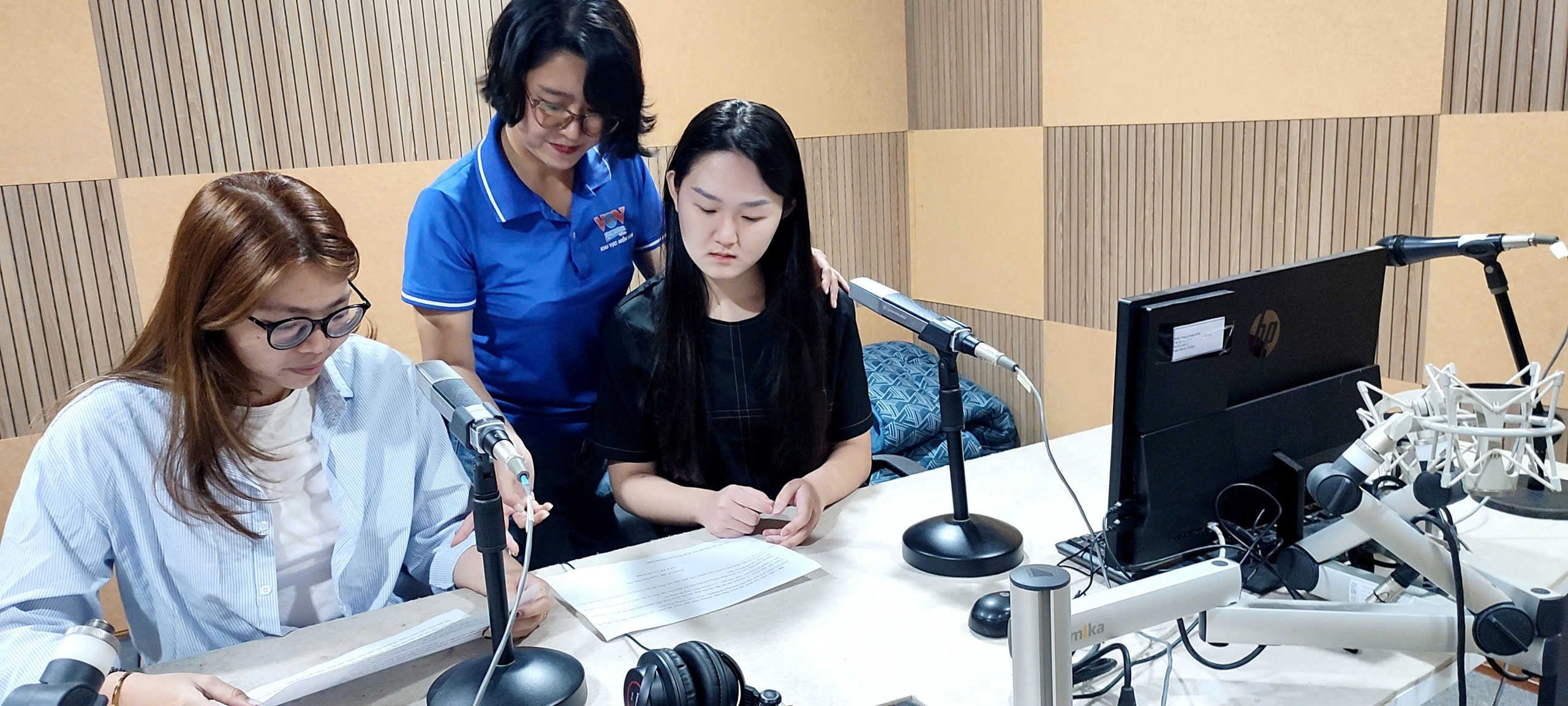Sinh viên HSU trải nghiệm hậu trường VOV, học làm phát thanh chuyên nghiệp