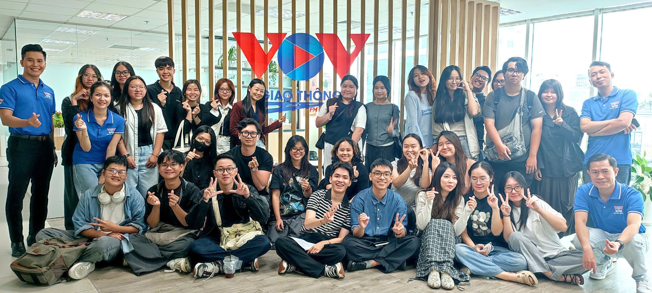 Sinh viên HSU trải nghiệm hậu trường VOV, học làm phát thanh chuyên nghiệp