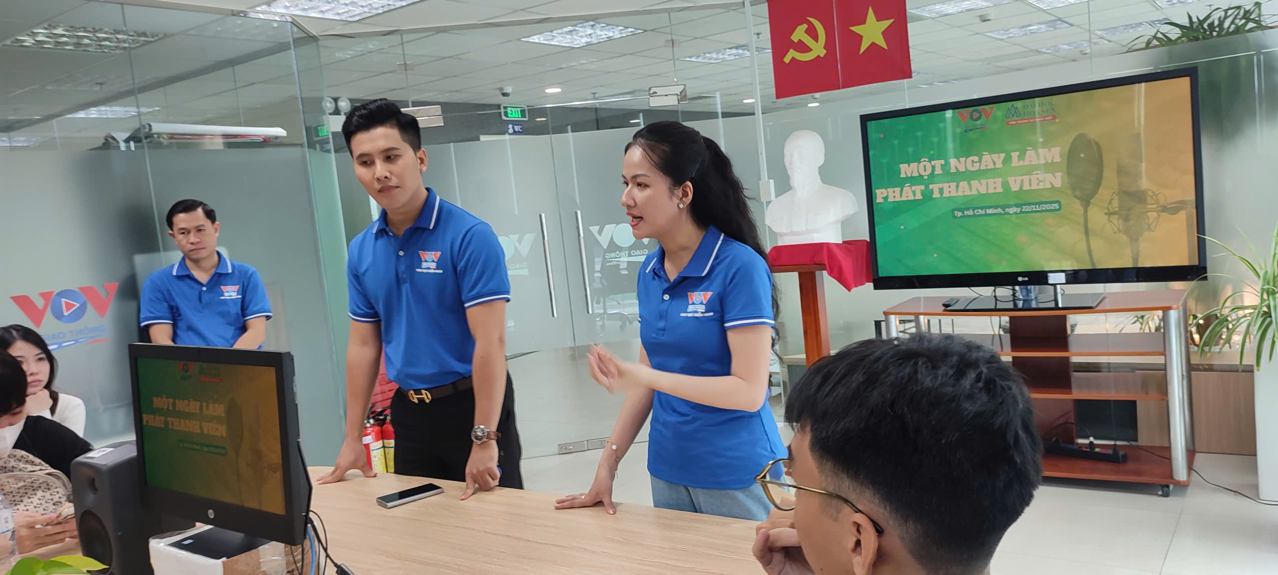 Sinh viên HSU trải nghiệm hậu trường VOV, học làm phát thanh chuyên nghiệp