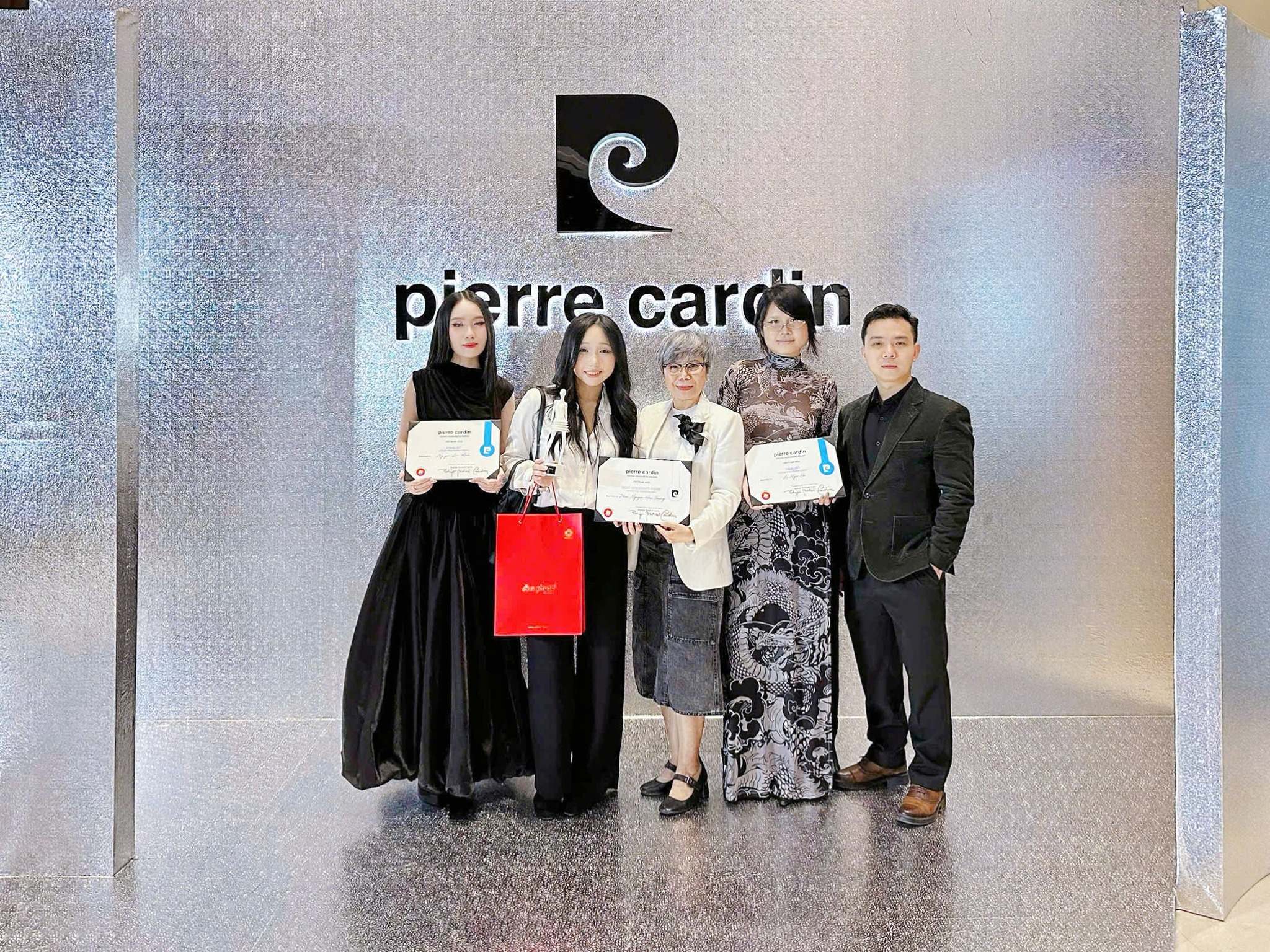 Sinh viên ngành Thiết kế thời trang được vinh danh “Sáng tạo xuất sắc” tại Pierre Cardin Fashion Show 2025