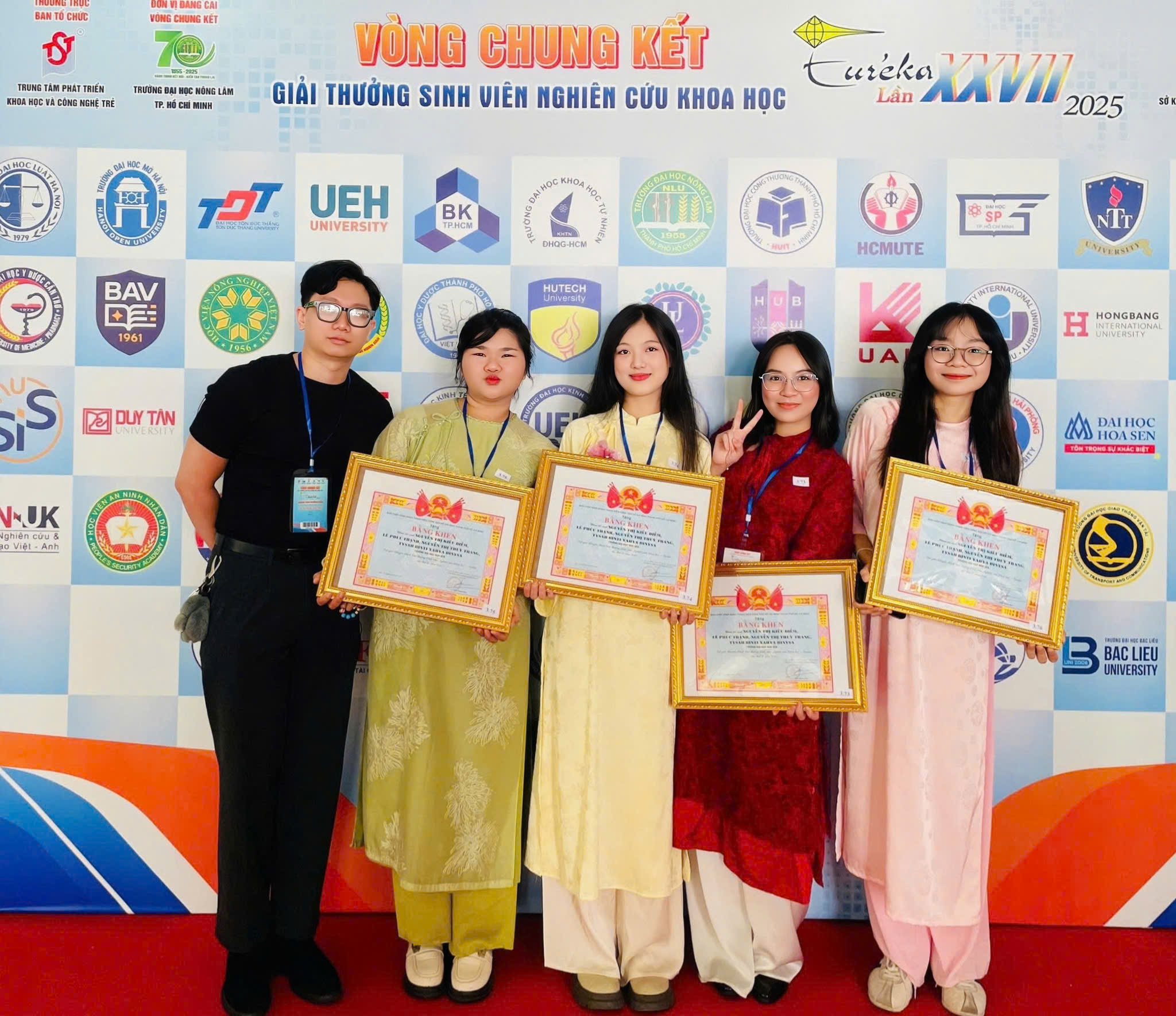 Sinh viên HSU đạt Giải Khuyến khích Euréka 2025: Khẳng định năng lực nghiên cứu khoa học