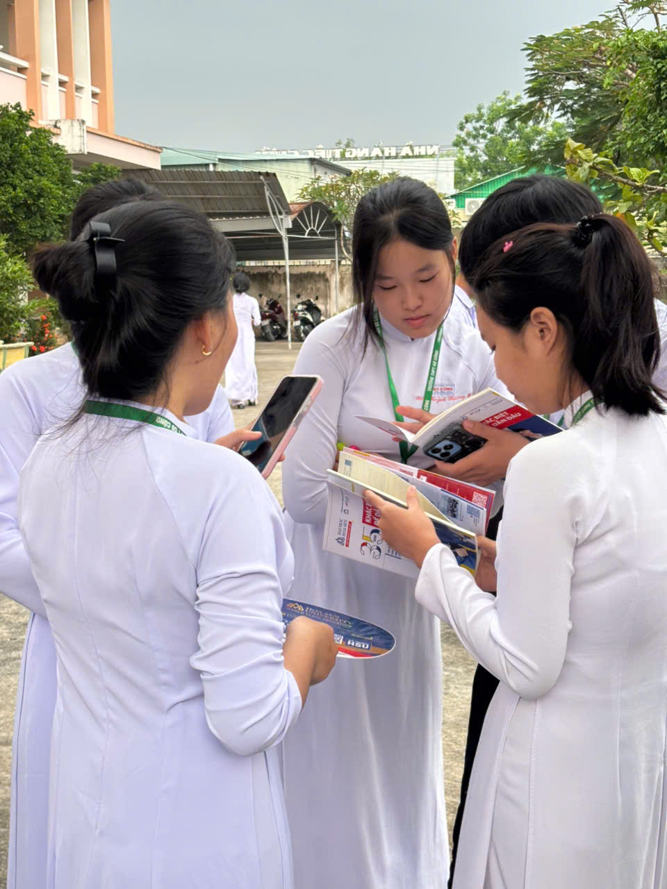 HSU mang “bản đồ tương lai” đến học sinh Đồng Tháp trong giờ ra chơi