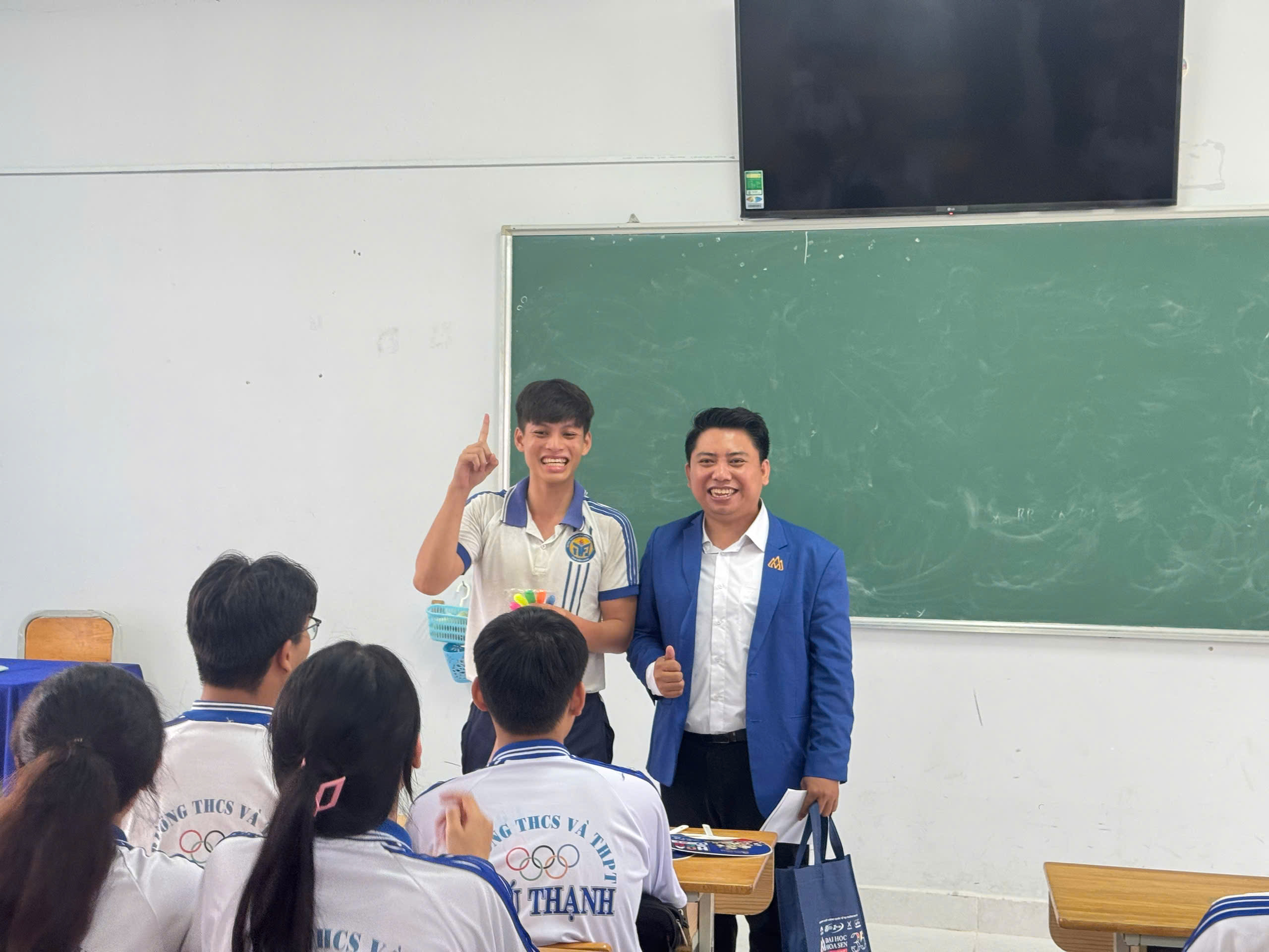 HSU mang “bản đồ tương lai” đến học sinh Đồng Tháp trong giờ ra chơi