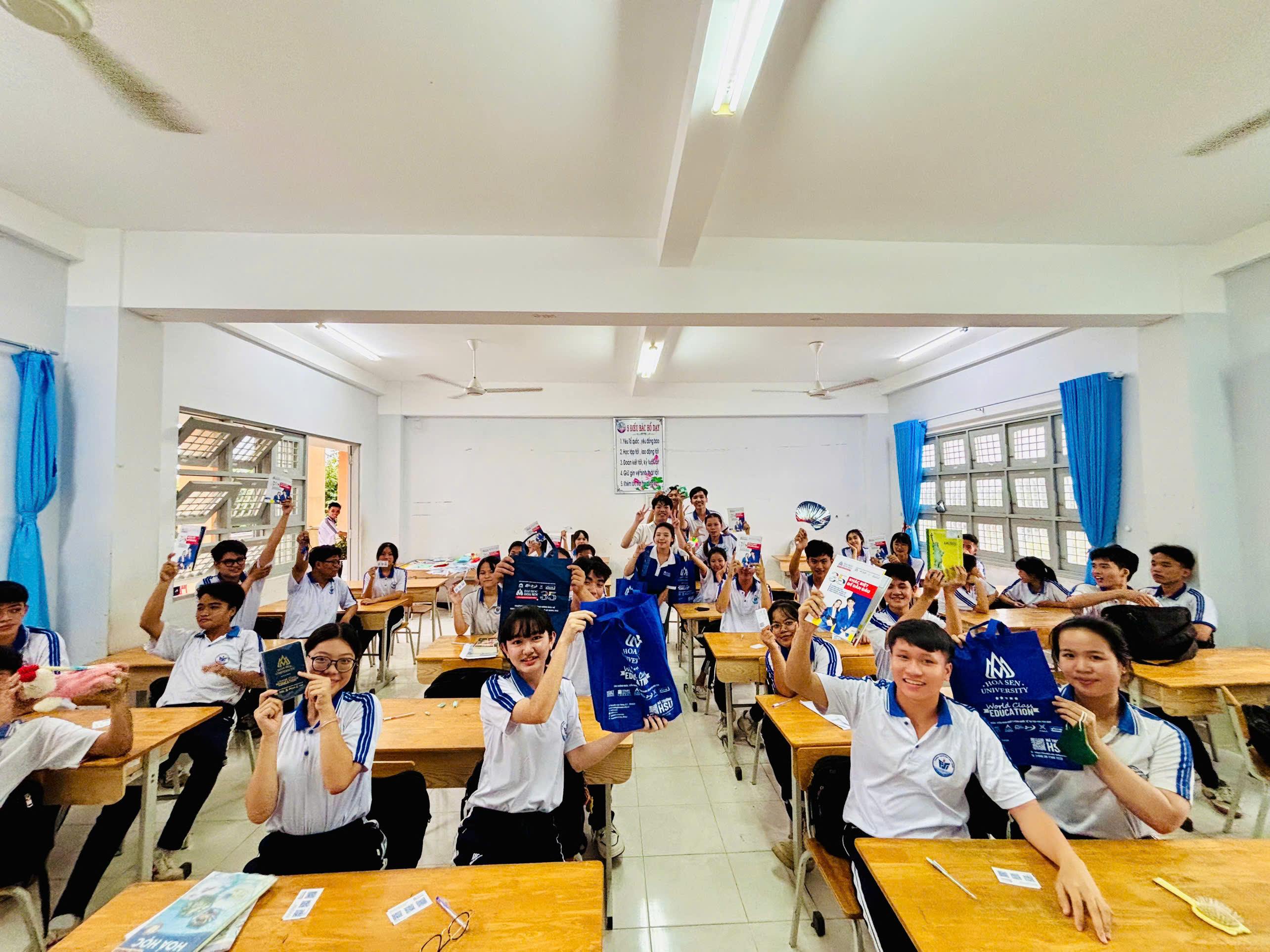 HSU mang “bản đồ tương lai” đến học sinh Đồng Tháp trong giờ ra chơi