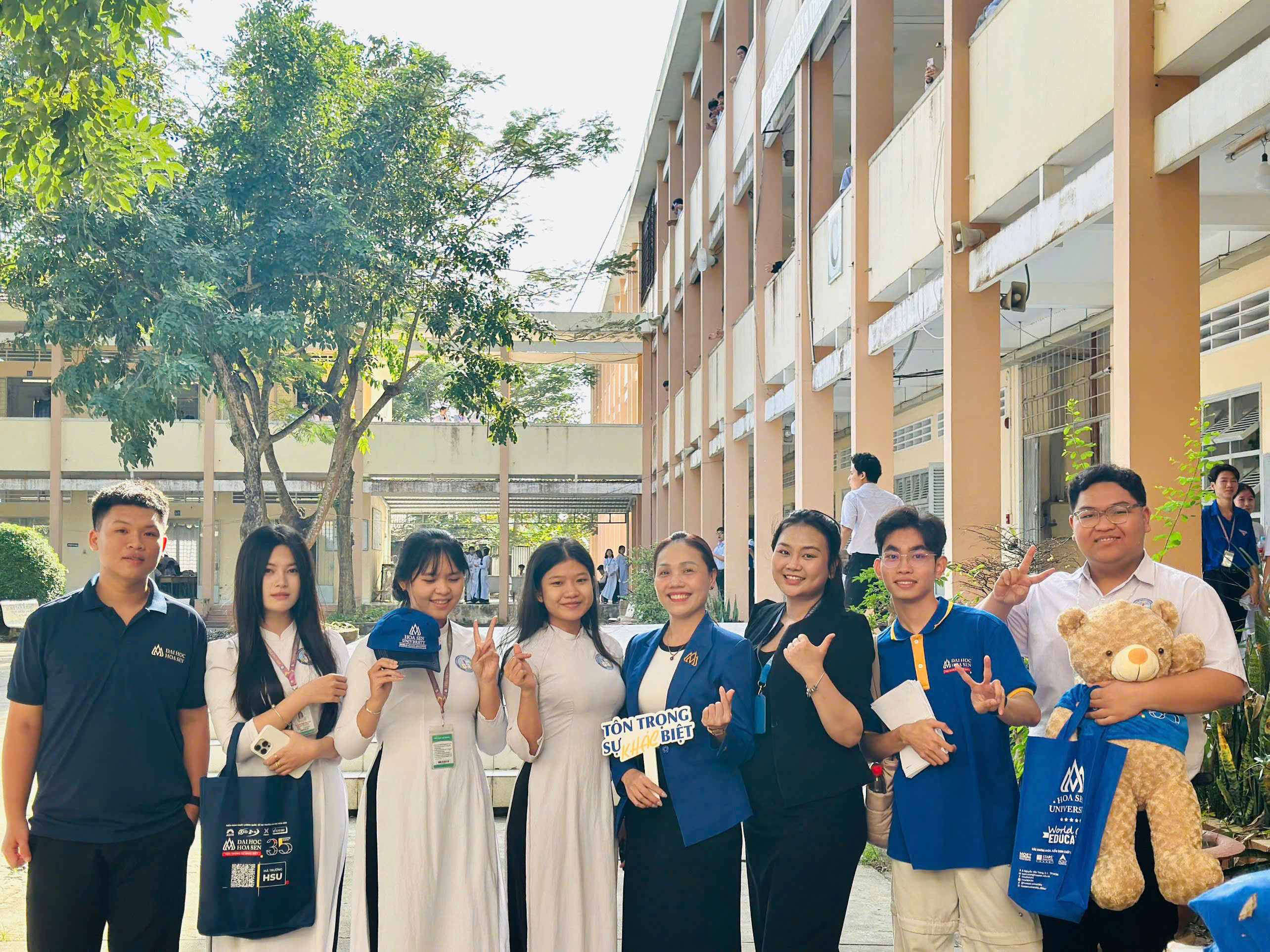 Hành trình mang giảng đường đến lớp học THPT của "đại sứ HSU"