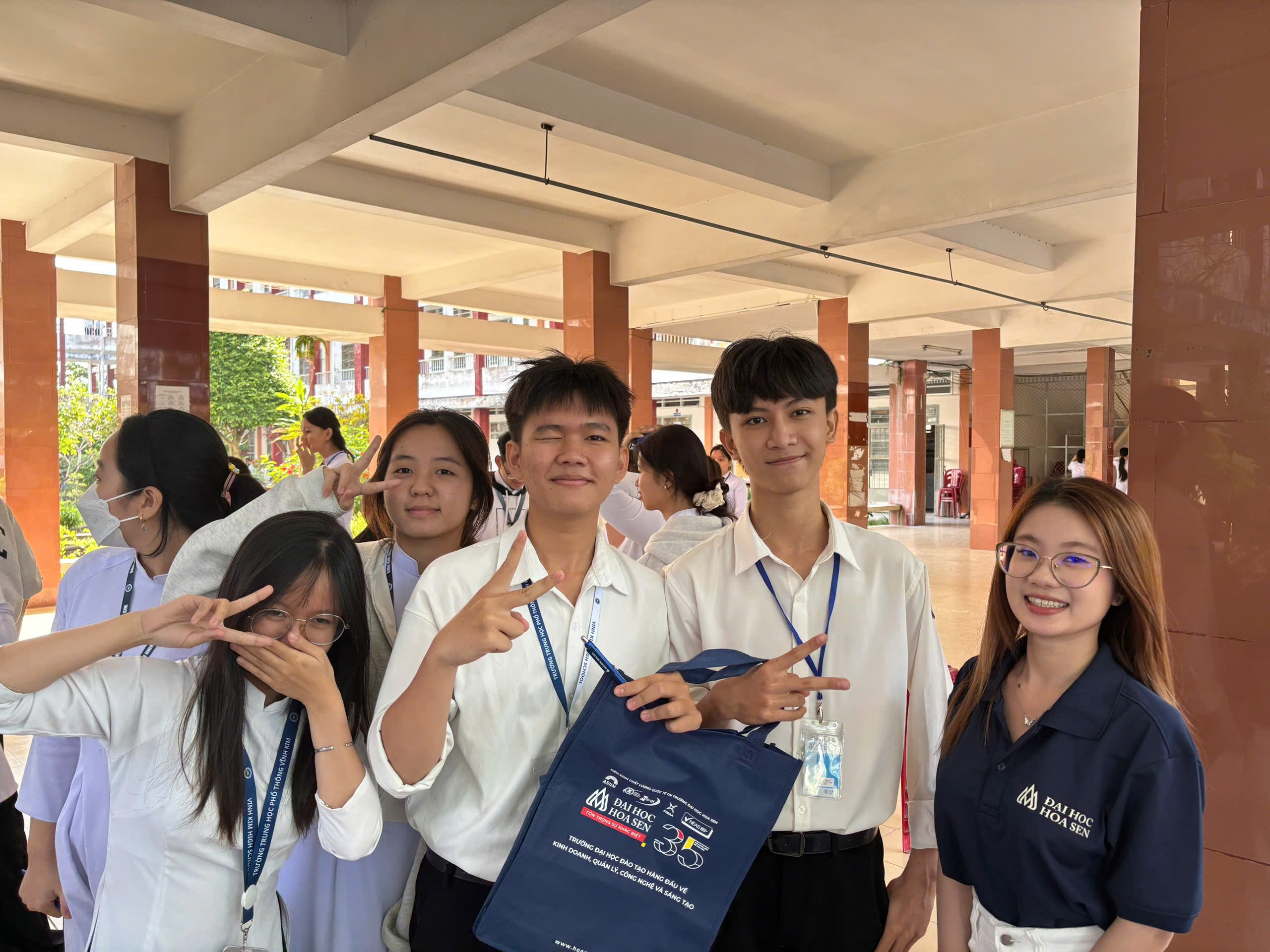 Hành trình mang giảng đường đến lớp học THPT của "đại sứ HSU"