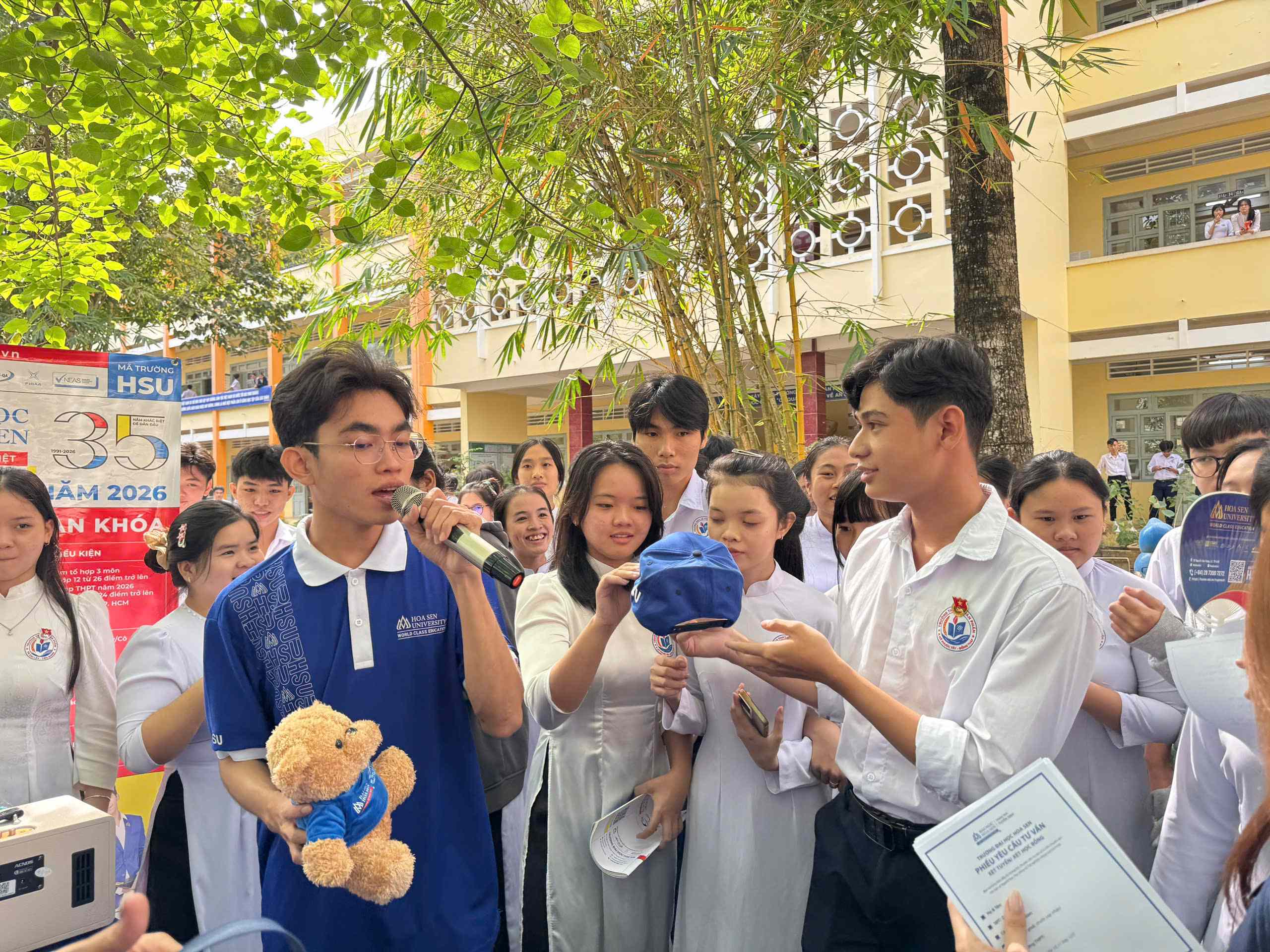 Hành trình mang giảng đường đến lớp học THPT của "đại sứ HSU"