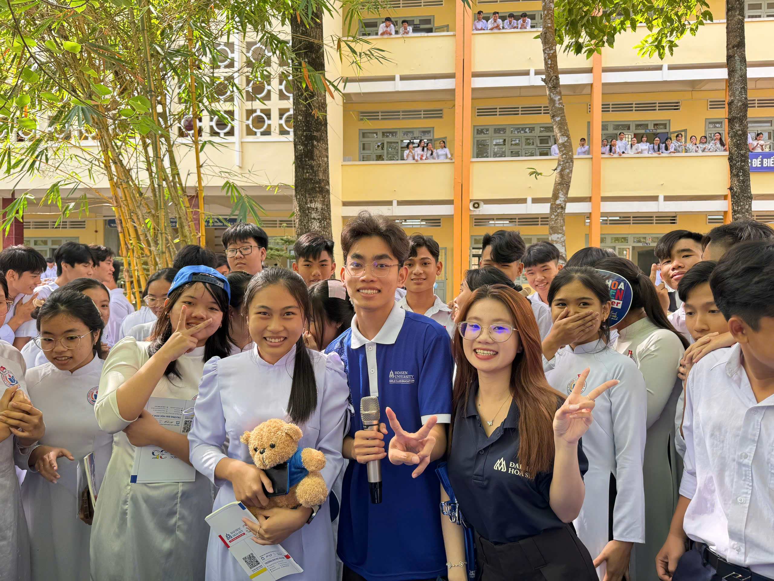 Hành trình mang giảng đường đến lớp học THPT của "đại sứ HSU"