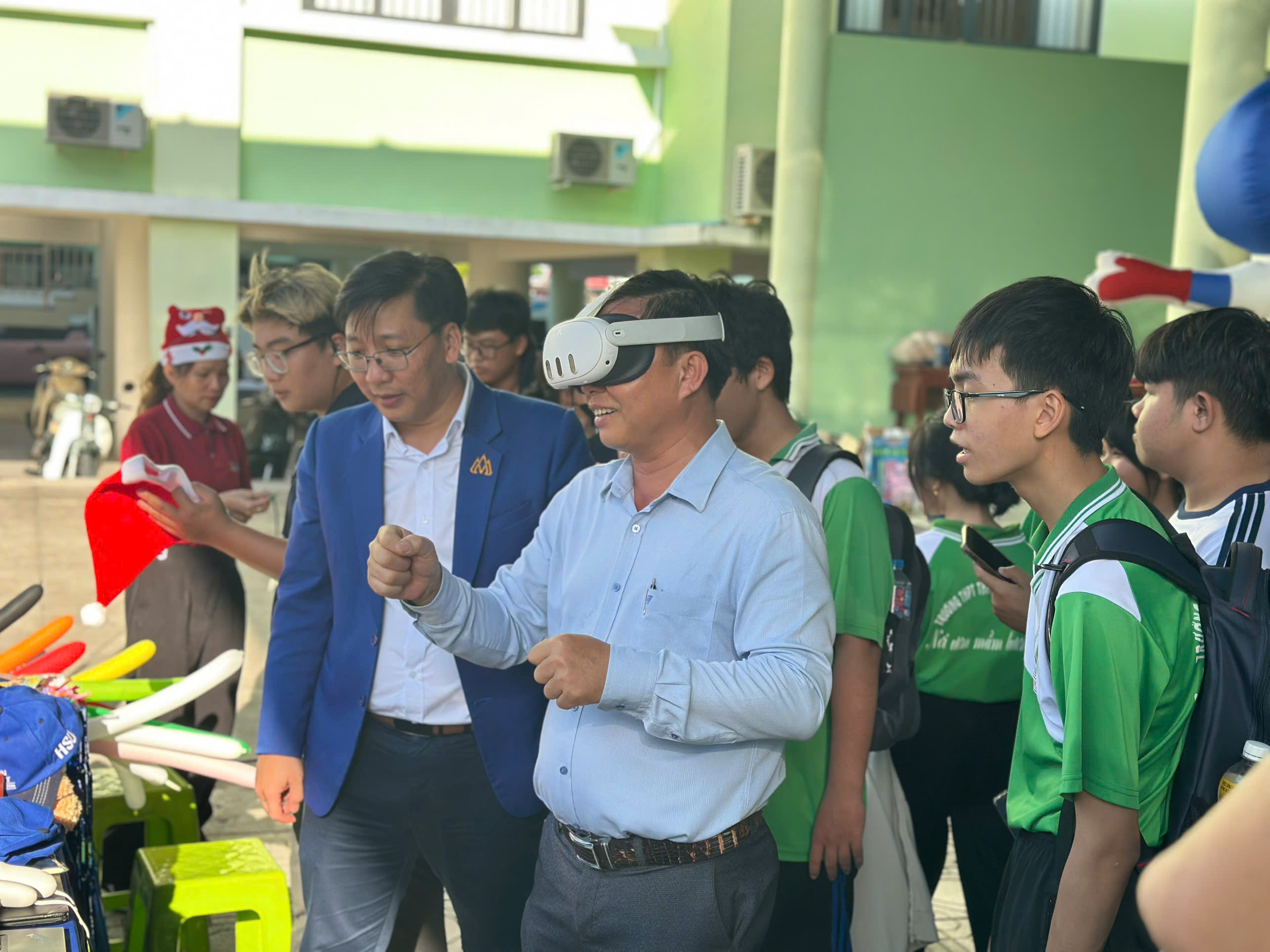 HSU đồng hành tư vấn ngành học cho học sinh Đồng Tháp trong không khí Giáng sinh rộn ràng