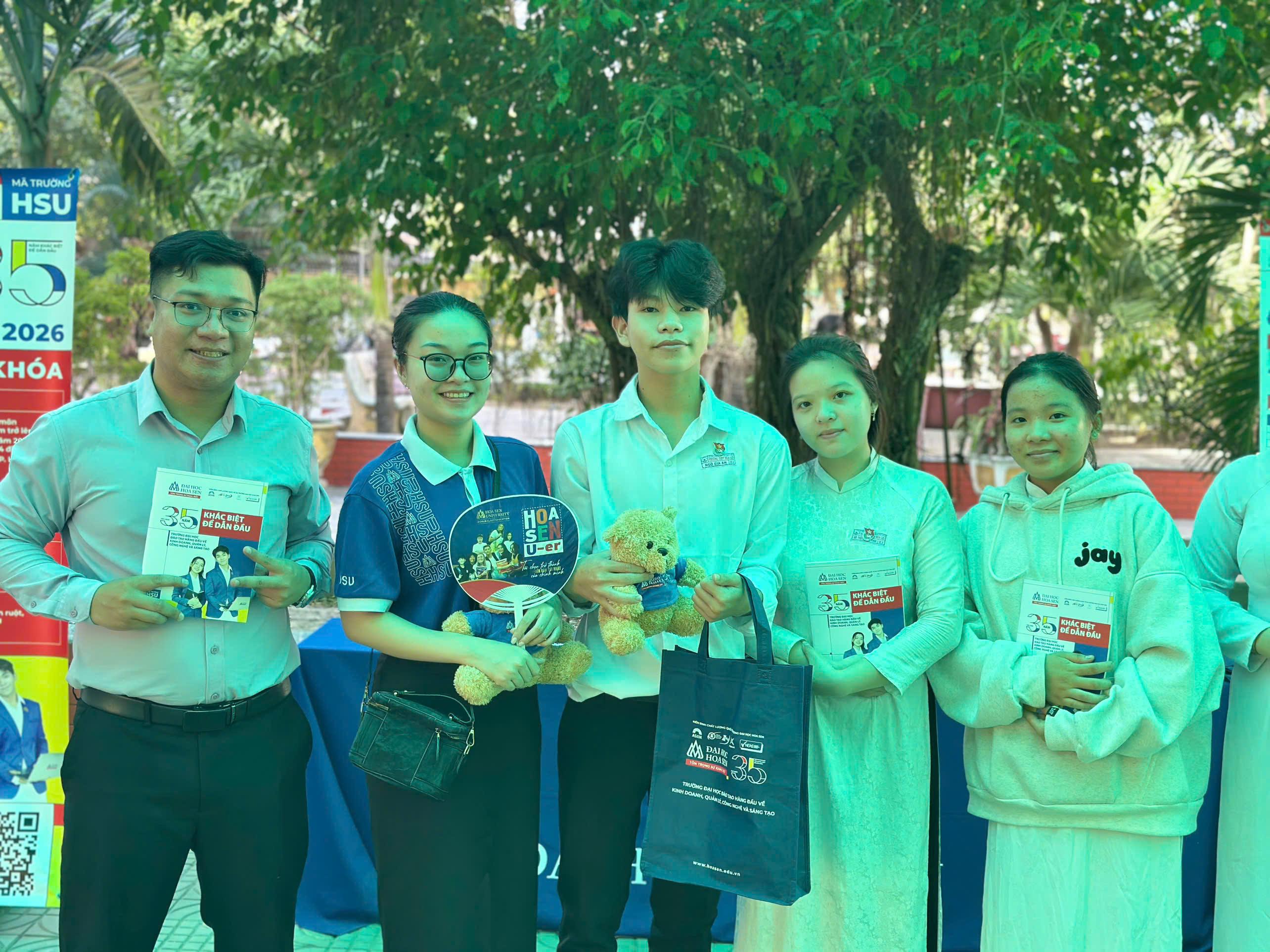 Hành trình mang giảng đường đến lớp học THPT của "đại sứ HSU"