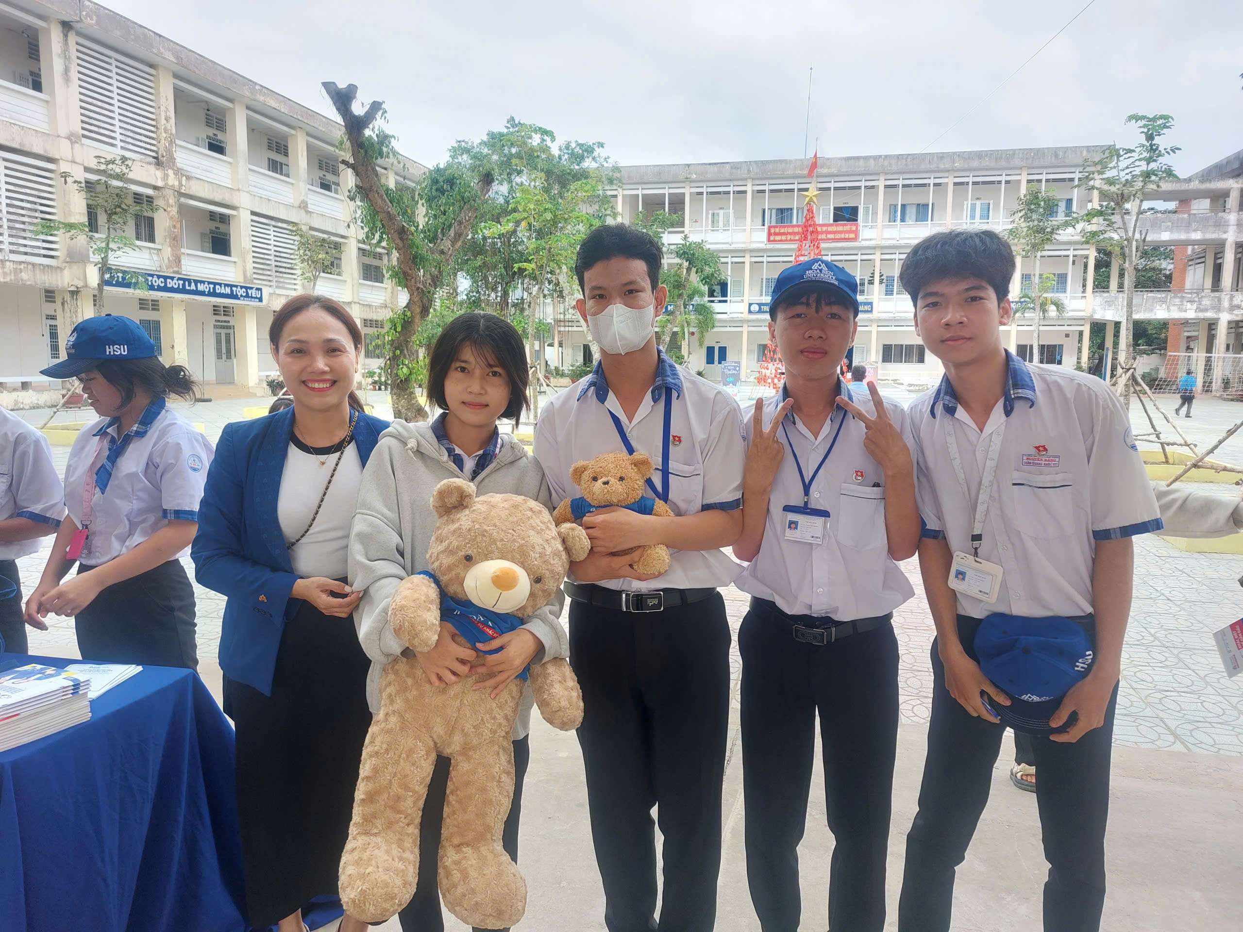 Hành trình mang giảng đường đến lớp học THPT của "đại sứ HSU"