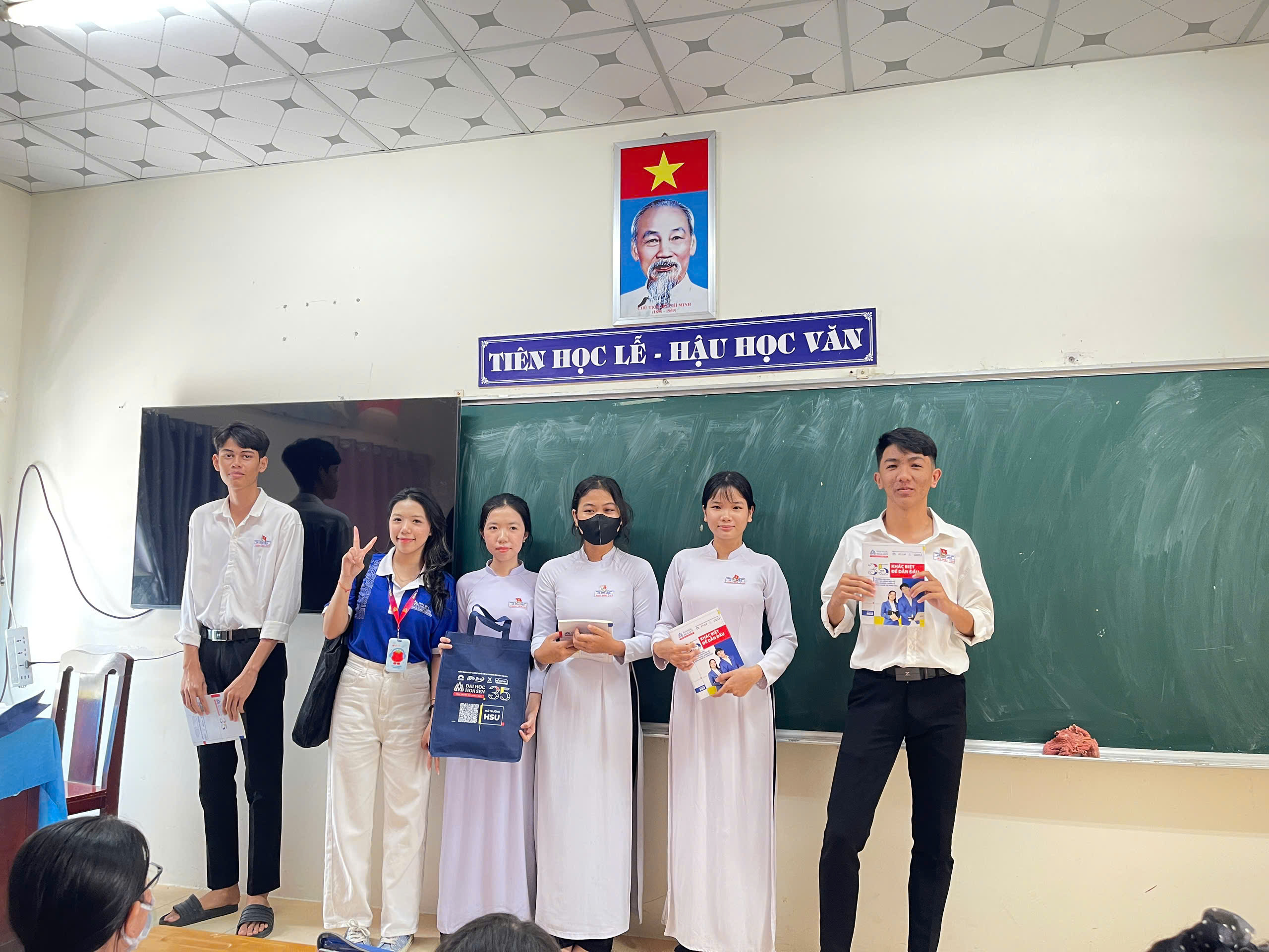 Hành trình mang giảng đường đến lớp học THPT của "đại sứ HSU"