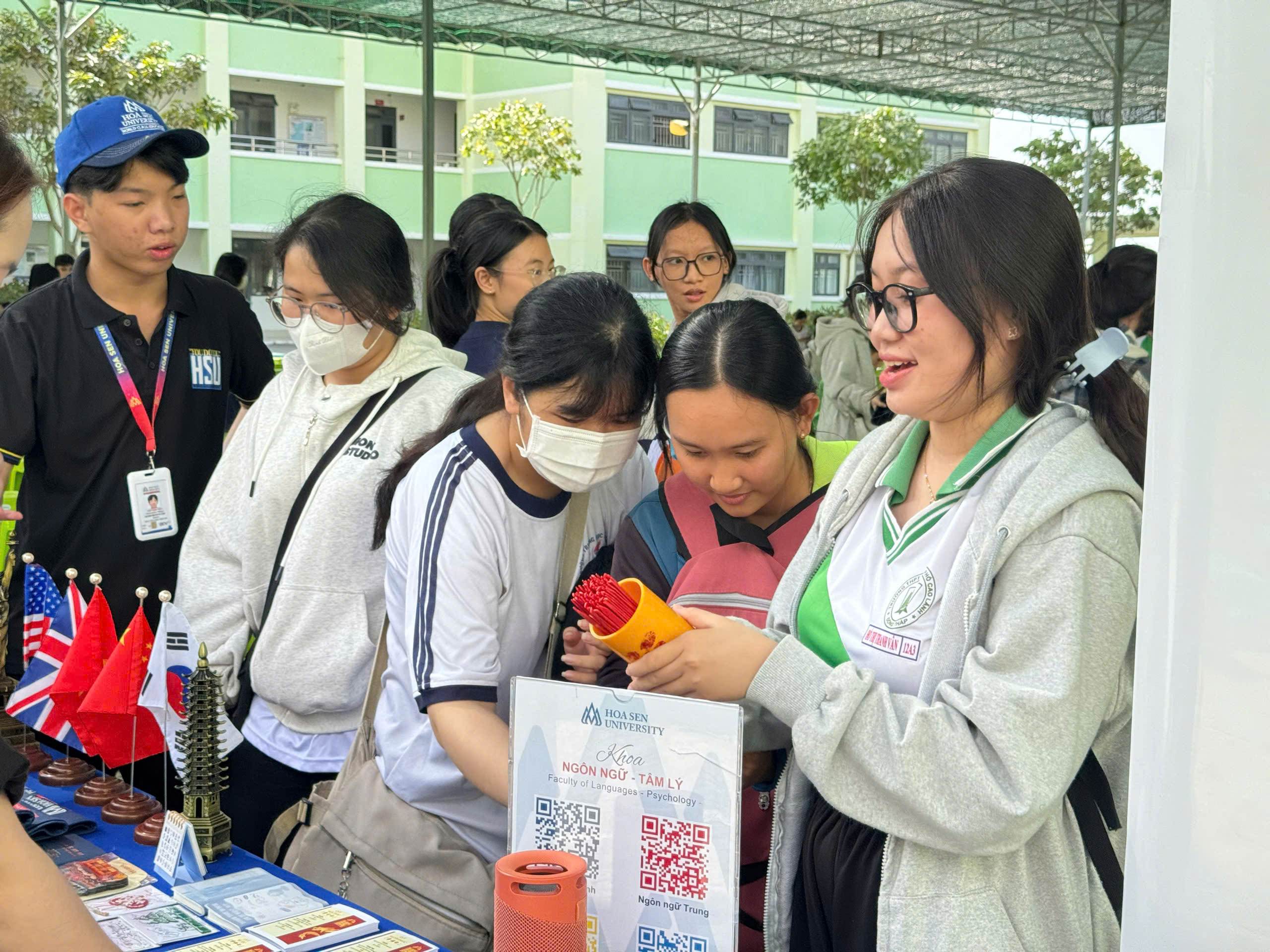 HSU đồng hành tư vấn ngành học cho học sinh Đồng Tháp trong không khí Giáng sinh rộn ràng