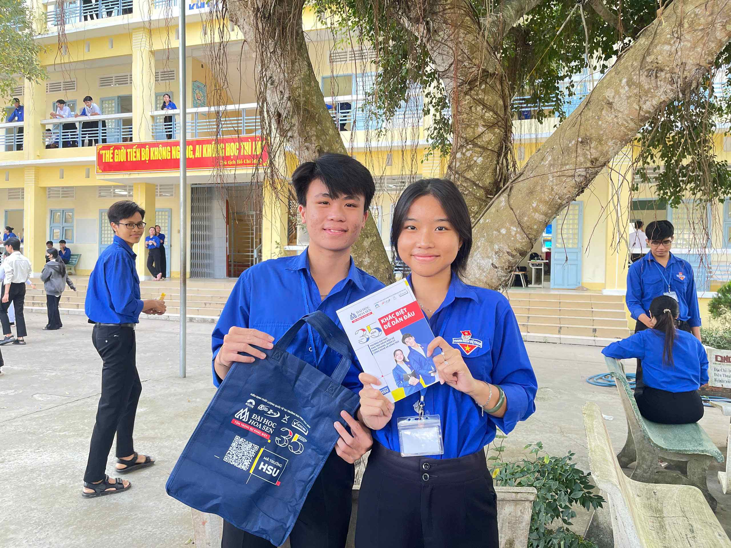 Hành trình mang giảng đường đến lớp học THPT của "đại sứ HSU"