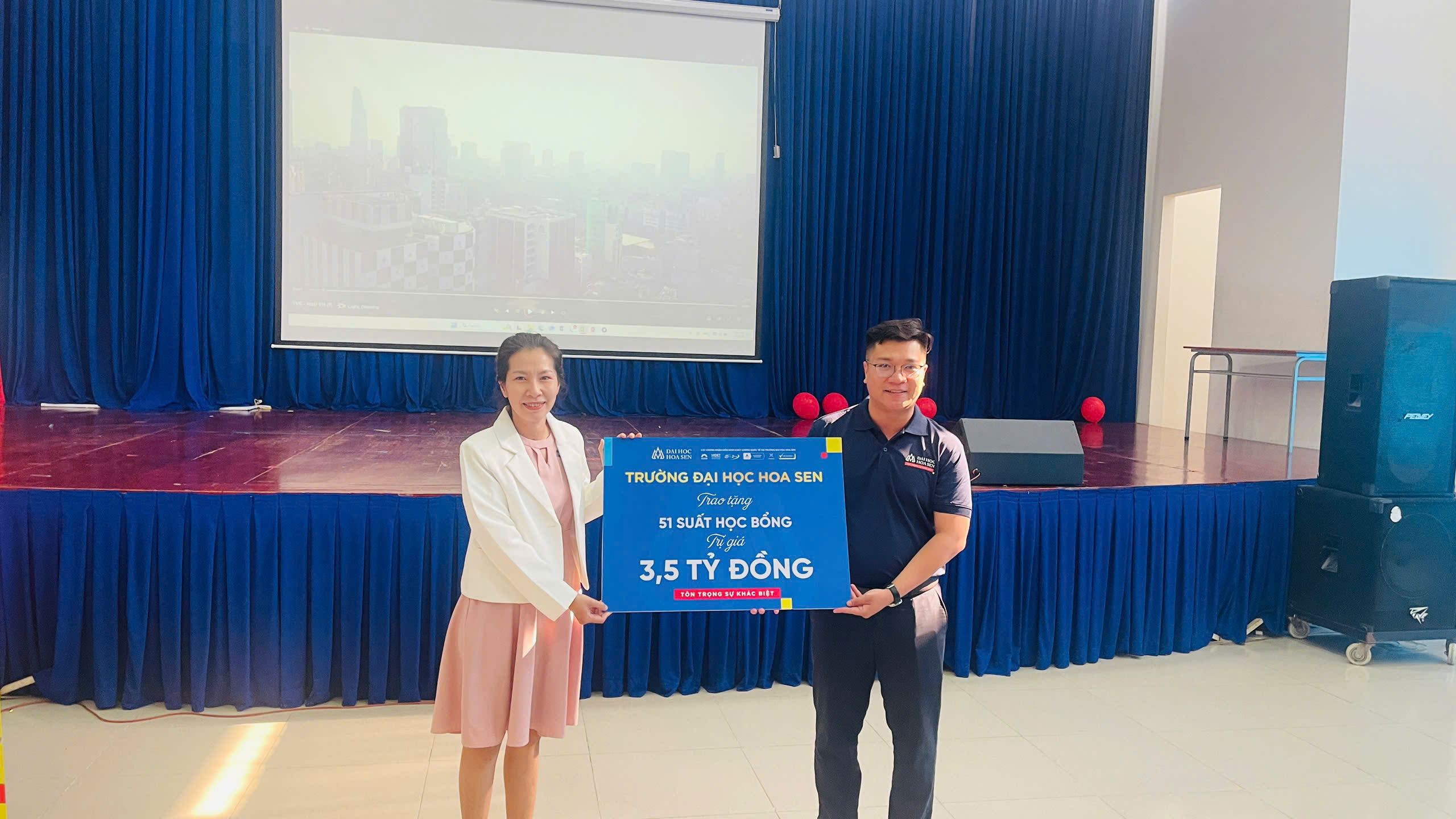 hoc-bong-35-nam-hsu-tiep-suc-hoc-sinh-an-giang