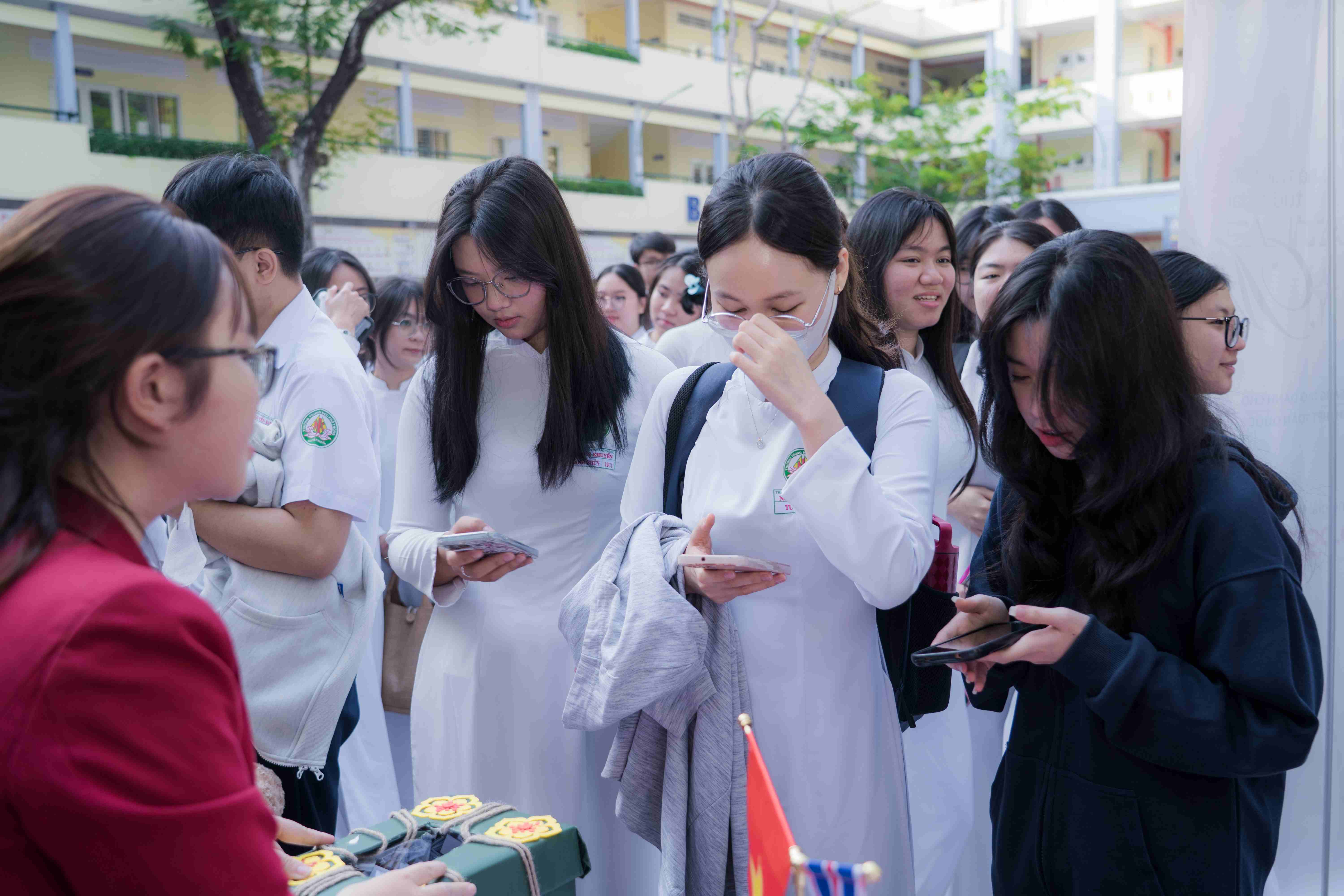 Học sinh THPT Nguyễn Khuyến học bí quyết "làm chủ túi tiền" cùng chuyên gia HSU