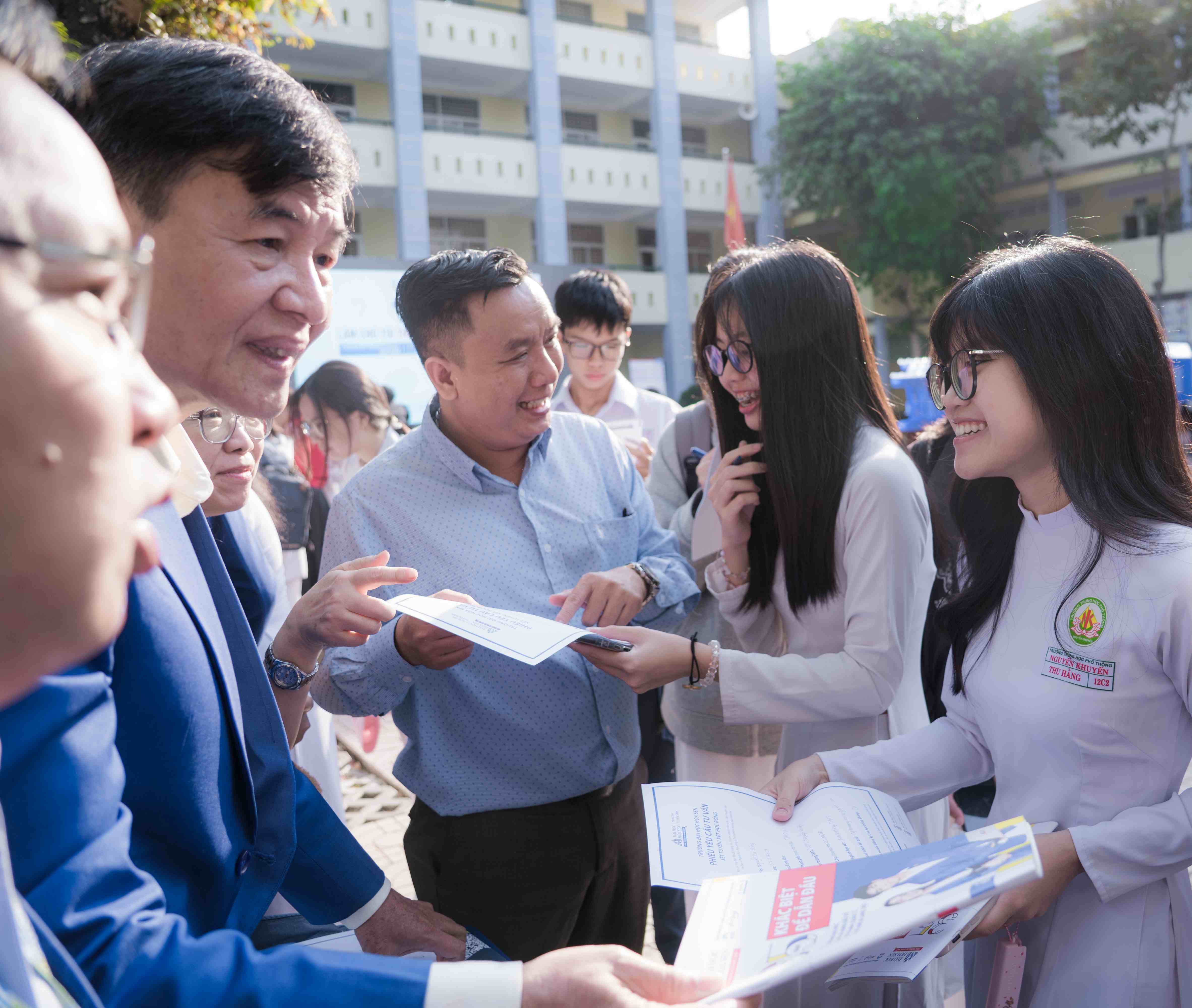 Học sinh THPT Nguyễn Khuyến học bí quyết "làm chủ túi tiền" cùng chuyên gia HSU